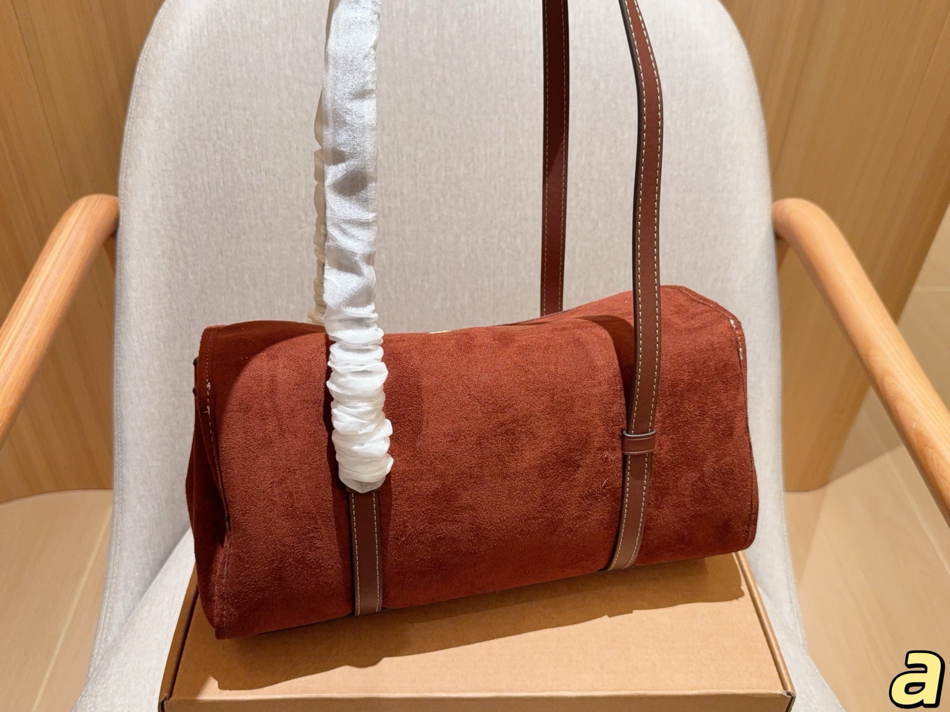 💰210
Coach蔻驰
新款麂皮绒Birdget手提腋下包
BRIDGET 翻盖单肩包
皮质是比较柔软的，手感很舒服！
里面有隔层拉链。放东西比较安全！
容量还不错，充电宝手机可以同时放！
尺寸31&times;16&times;11
礼盒包装🎁