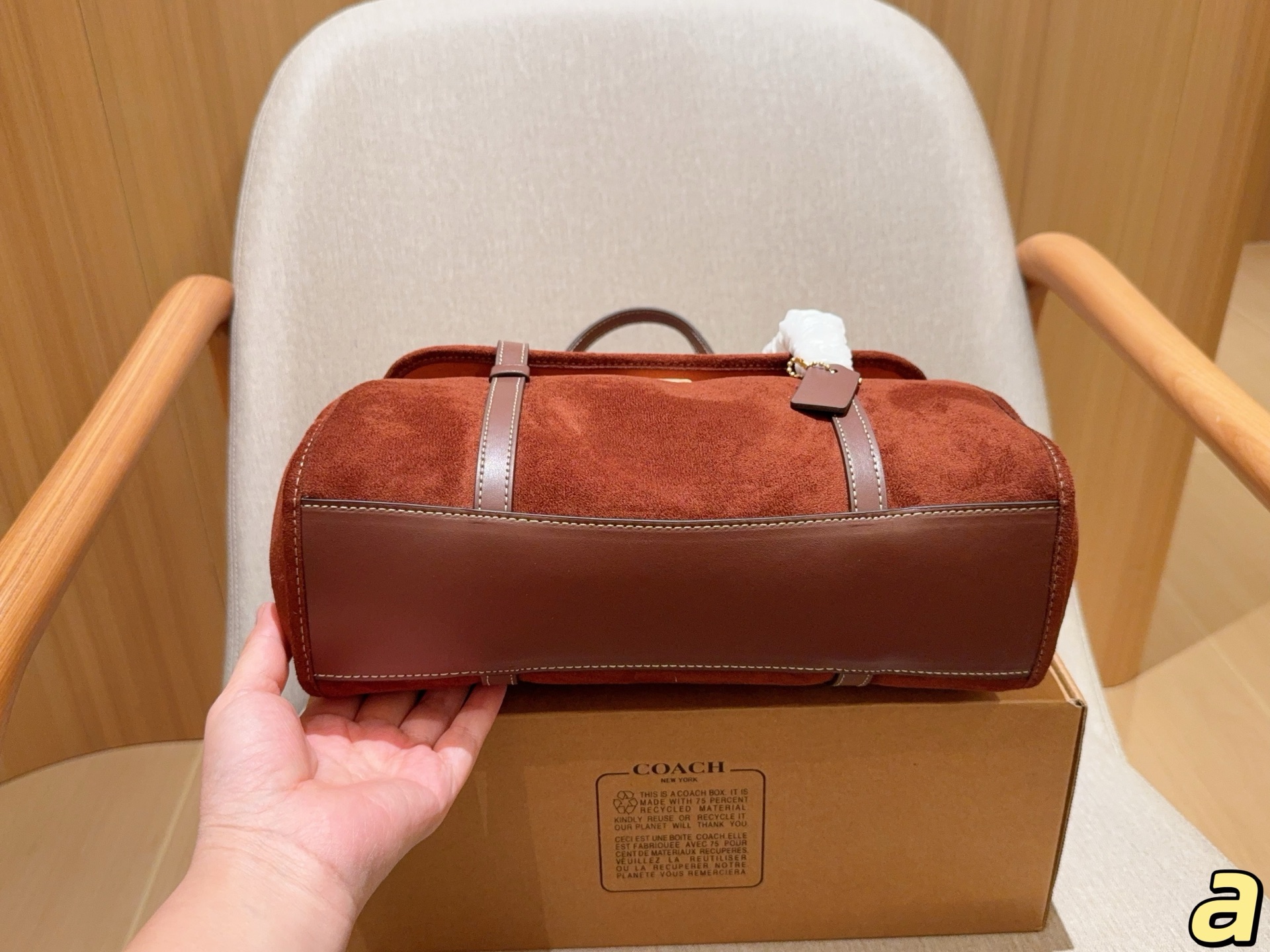 💰210
Coach蔻驰
新款麂皮绒Birdget手提腋下包
BRIDGET 翻盖单肩包
皮质是比较柔软的，手感很舒服！
里面有隔层拉链。放东西比较安全！
容量还不错，充电宝手机可以同时放！
尺寸31&times;16&times;11
礼盒包装🎁