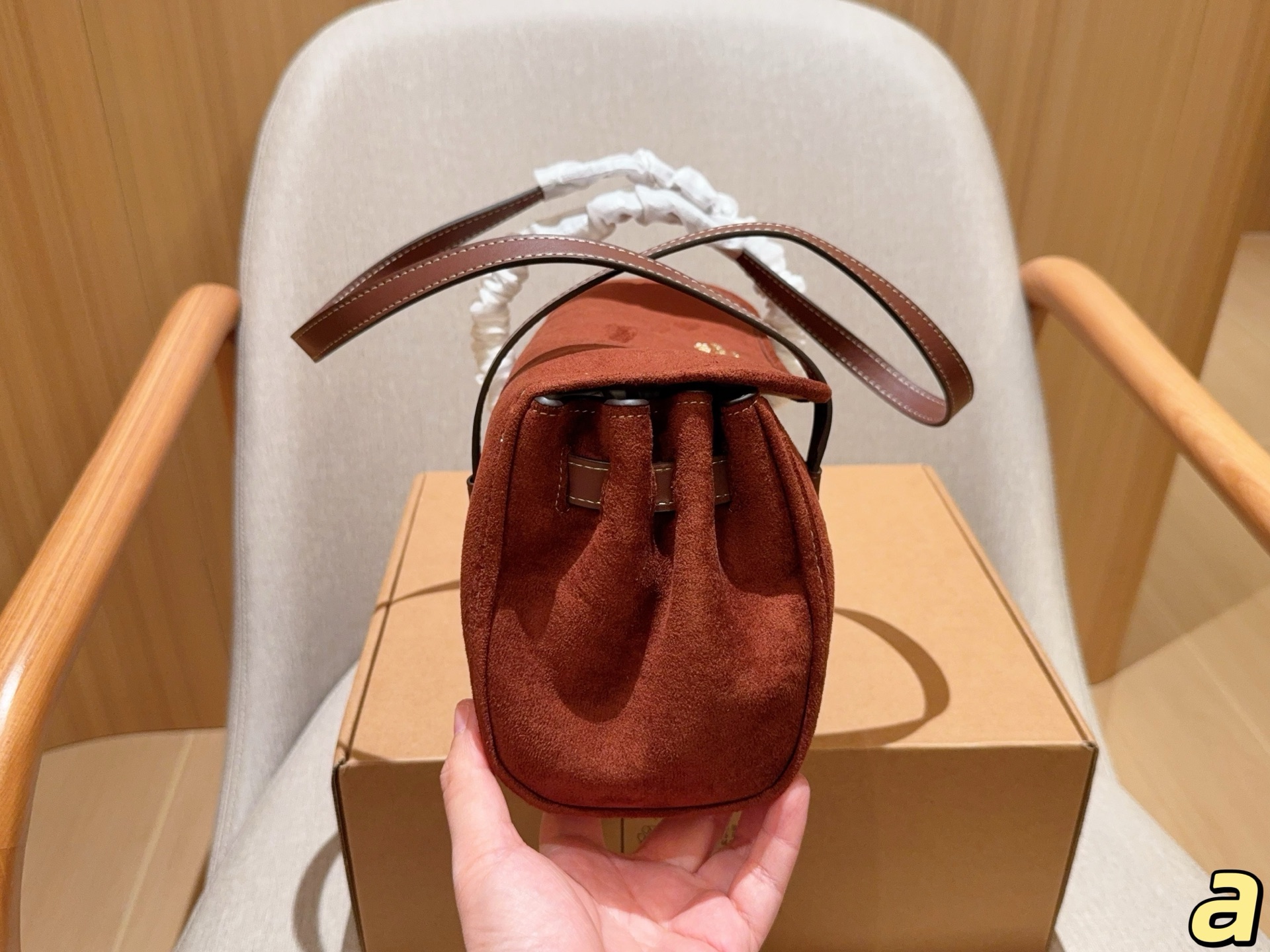 💰210
Coach蔻驰
新款麂皮绒Birdget手提腋下包
BRIDGET 翻盖单肩包
皮质是比较柔软的，手感很舒服！
里面有隔层拉链。放东西比较安全！
容量还不错，充电宝手机可以同时放！
尺寸31&times;16&times;11
礼盒包装🎁