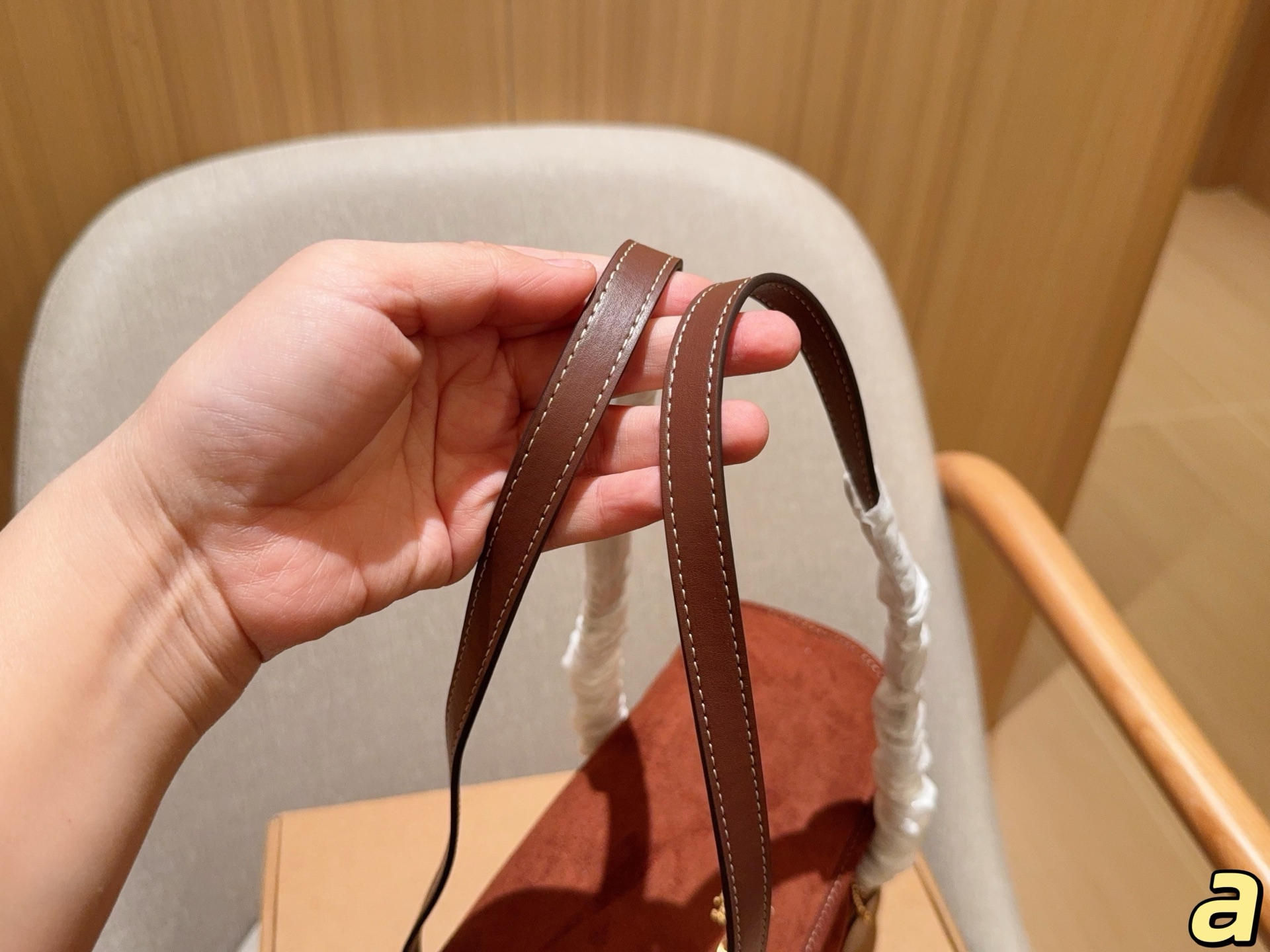 💰210
Coach蔻驰
新款麂皮绒Birdget手提腋下包
BRIDGET 翻盖单肩包
皮质是比较柔软的，手感很舒服！
里面有隔层拉链。放东西比较安全！
容量还不错，充电宝手机可以同时放！
尺寸31&times;16&times;11
礼盒包装🎁