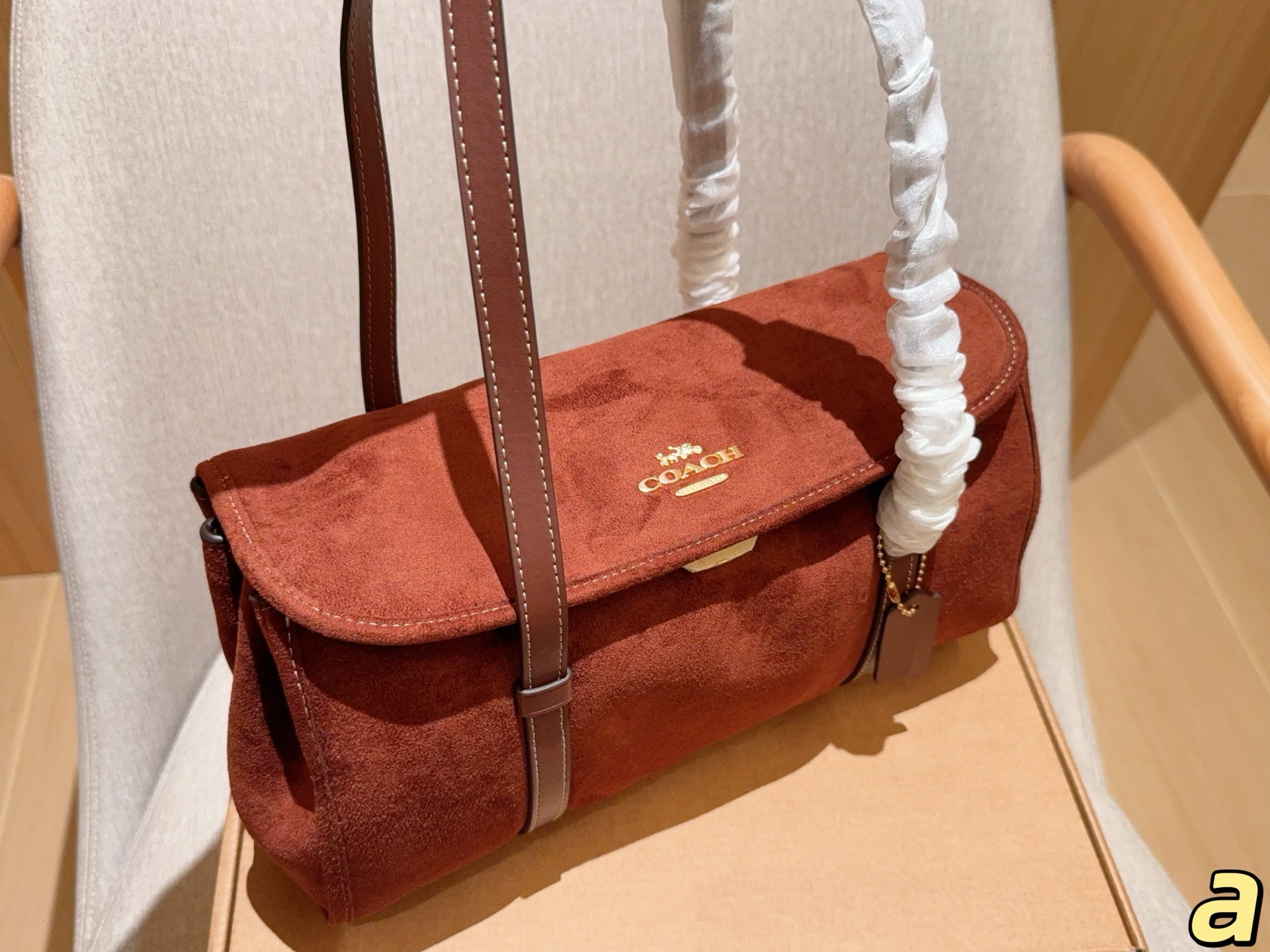 💰210
Coach蔻驰
新款麂皮绒Birdget手提腋下包
BRIDGET 翻盖单肩包
皮质是比较柔软的，手感很舒服！
里面有隔层拉链。放东西比较安全！
容量还不错，充电宝手机可以同时放！
尺寸31&times;16&times;11
礼盒包装🎁