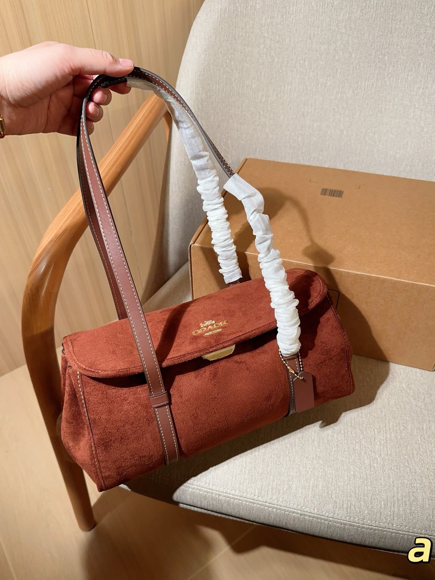 💰210
Coach蔻驰
新款麂皮绒Birdget手提腋下包
BRIDGET 翻盖单肩包
皮质是比较柔软的，手感很舒服！
里面有隔层拉链。放东西比较安全！
容量还不错，充电宝手机可以同时放！
尺寸31&times;16&times;11
礼盒包装🎁