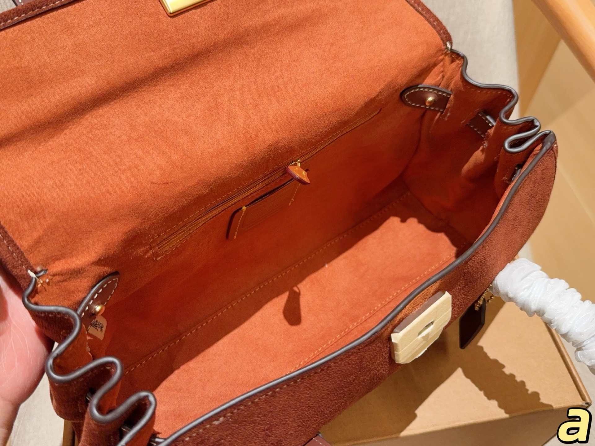 💰210
Coach蔻驰
新款麂皮绒Birdget手提腋下包
BRIDGET 翻盖单肩包
皮质是比较柔软的，手感很舒服！
里面有隔层拉链。放东西比较安全！
容量还不错，充电宝手机可以同时放！
尺寸31&times;16&times;11
礼盒包装🎁