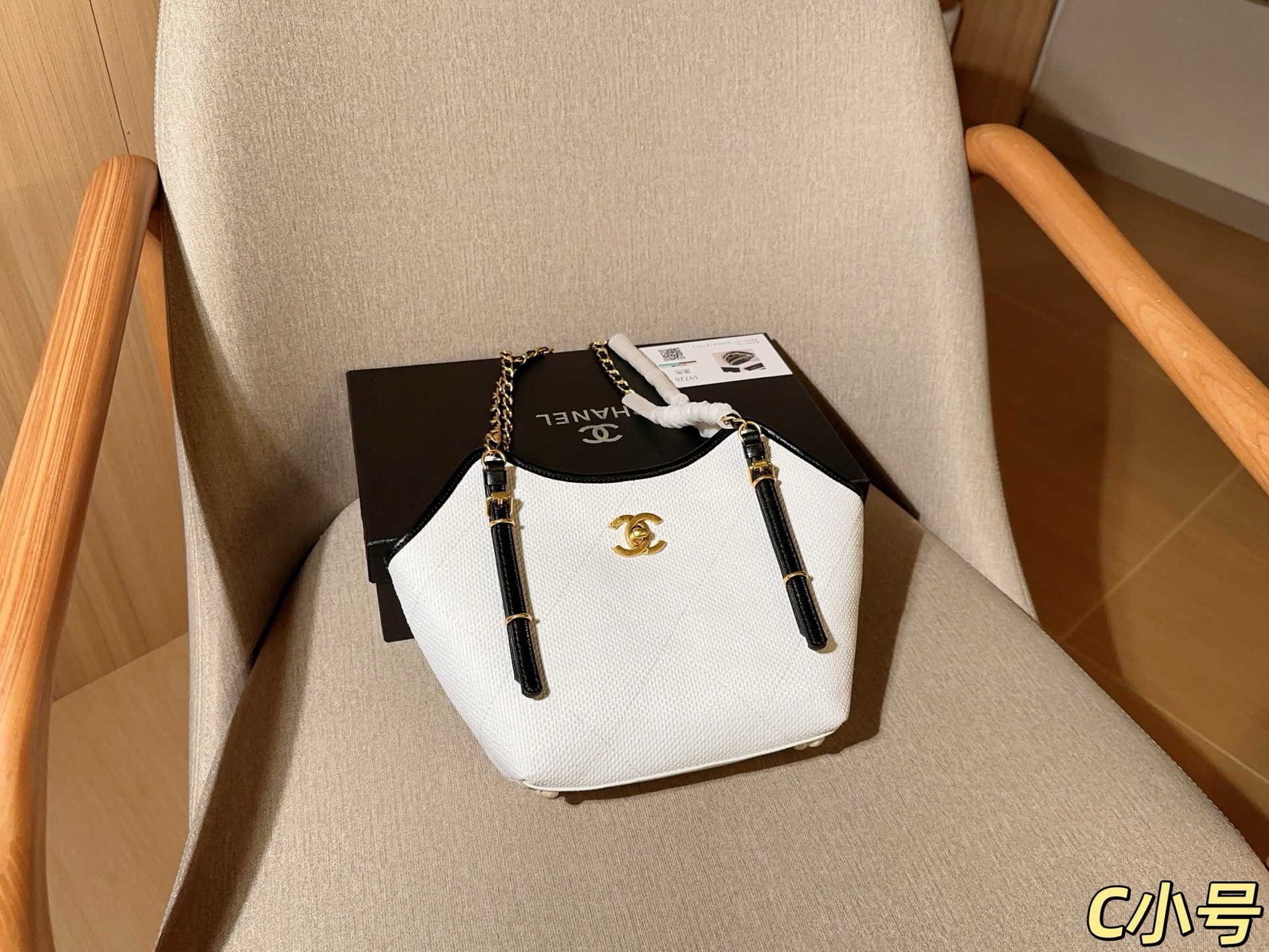248 | Chanel | 25s Hobo Woven Tote Bag Chanel | 𝐂𝐇𝐀𝐍𝐄𝐋 𝟐𝟓𝐒Runway Style𝐓𝐨𝐭𝐞 | The 𝟐𝟓𝐬 Big 𝐡𝐨𝐛𝐨 Being Planted By 𝐆𝐃 Quan Zhilong My Heart Fluttered When I Saw Him Carrying It Looks Good And Can Be Worn The Upper Body Is Super Classy ️ It Looks Stylish When Paired With Casual Wear | Size 18×14×7 | Gift Box Packaging