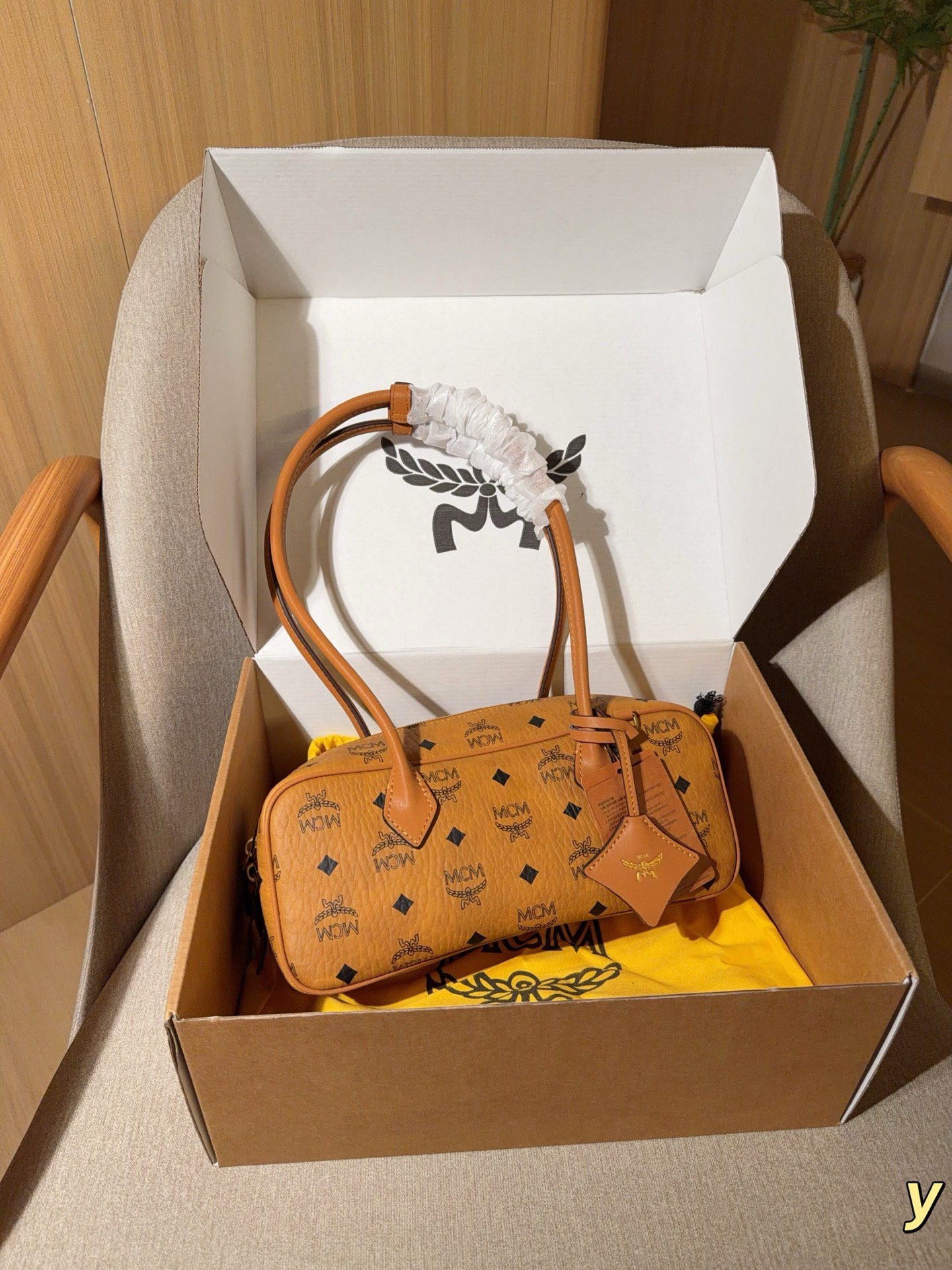 P165 mcm nuevo bolso salchicha. Bolso bolera. Bolso de mano y axila, tamaño 27×12×9, empaque de caja de regalo 🎁y
