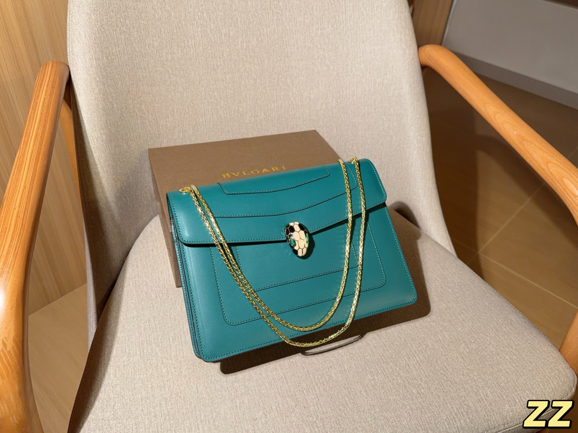 P260 BVLGARI BVLGARI clásico bolso bandolera de cadena con cabeza de serpiente esmaltada y fuelle, serie Serp…
