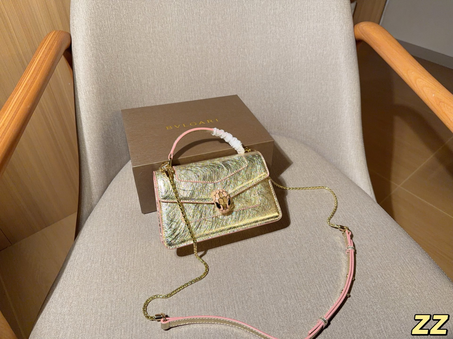 P260 BVLGARI BVLGARI clásico bolso bandolera de cadena con cabeza de serpiente esmaltada y fuelle, lujo discr…