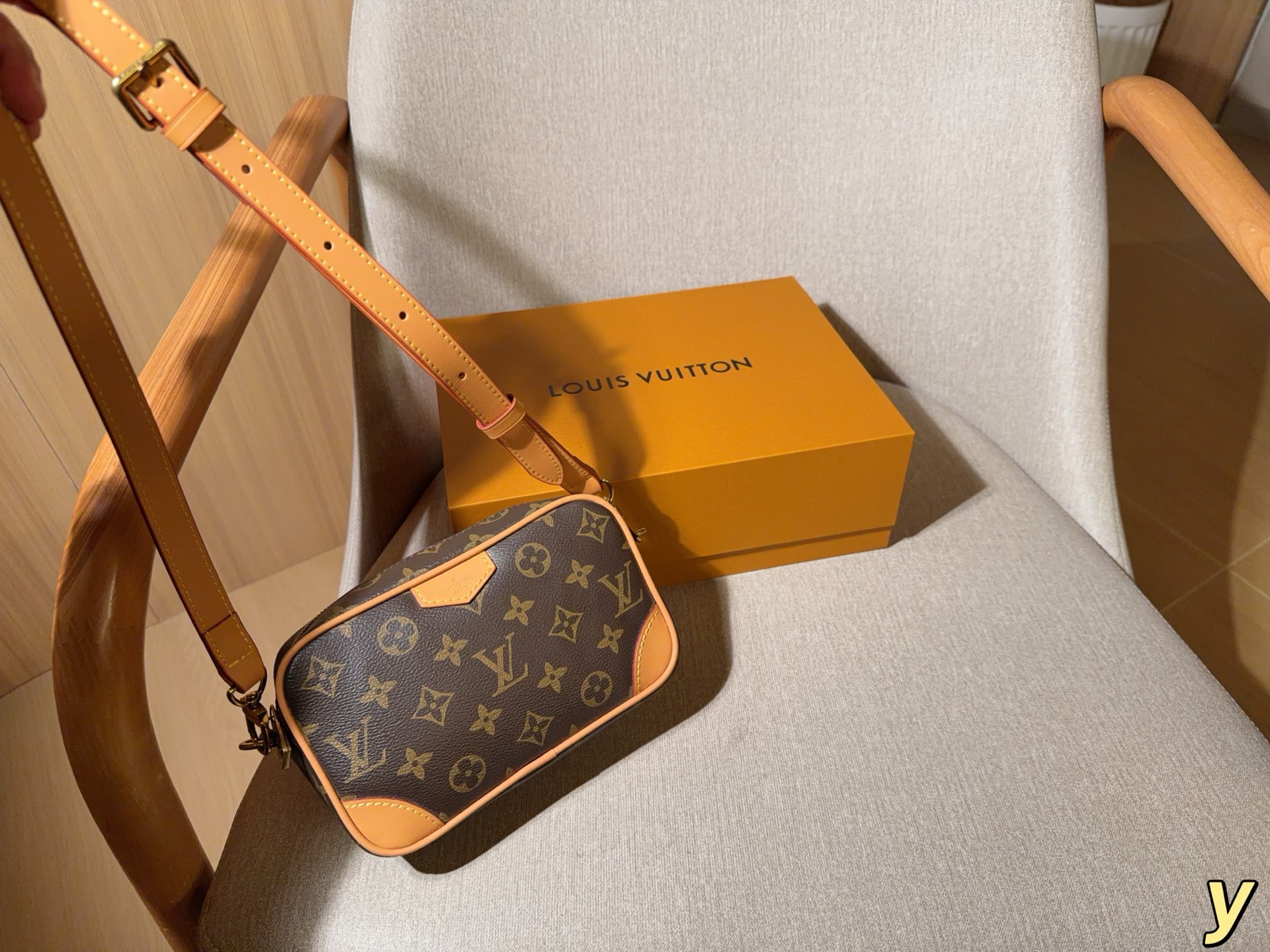 Alternative view of Louis Vuitton Crossbody Bag 09990