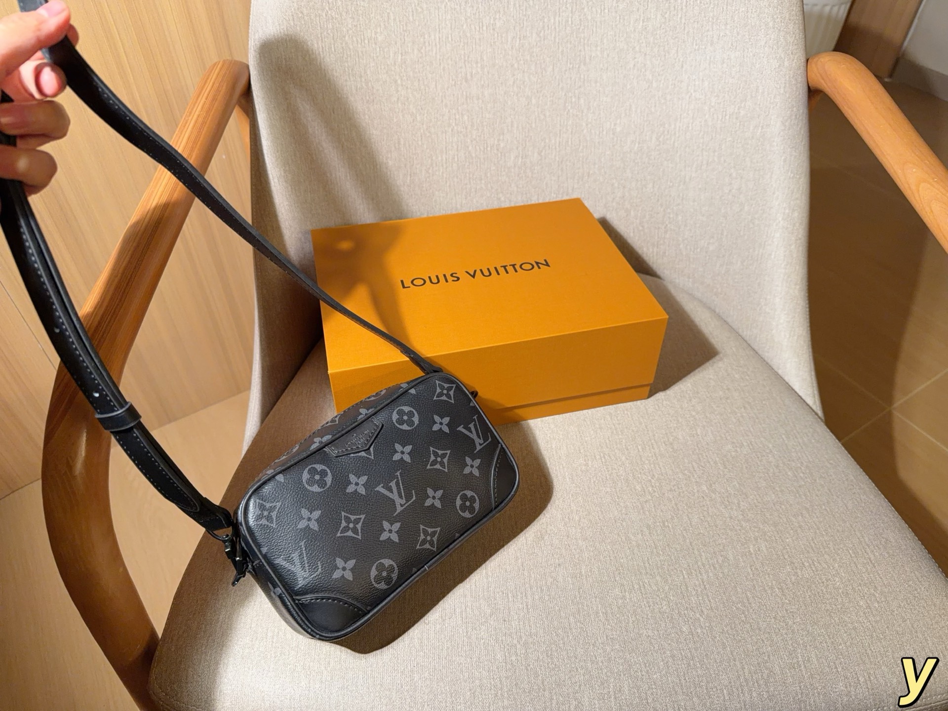 Alternative view of Louis Vuitton Crossbody Bag 09989