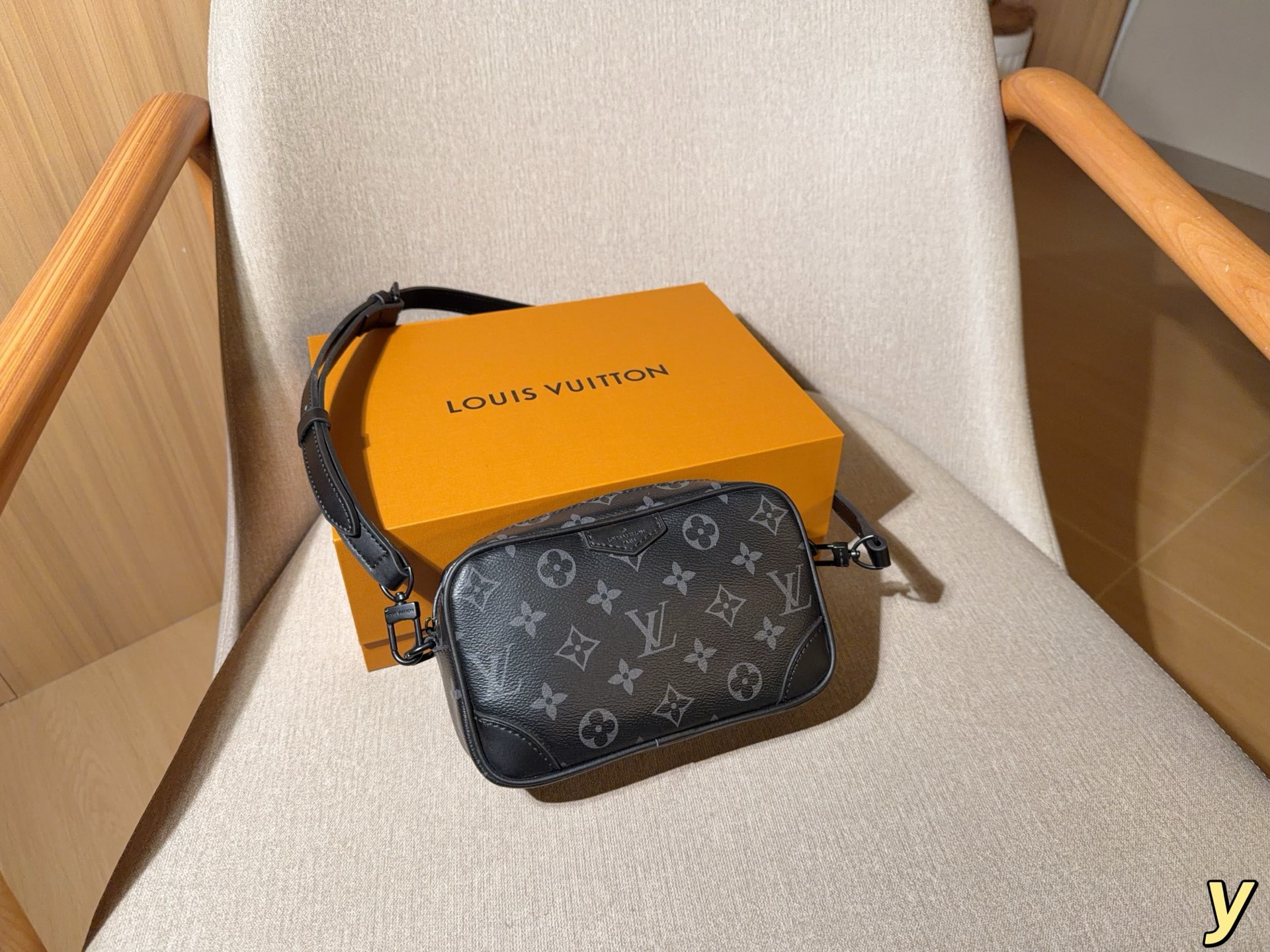 Louis Vuitton Crossbody Bag 09989