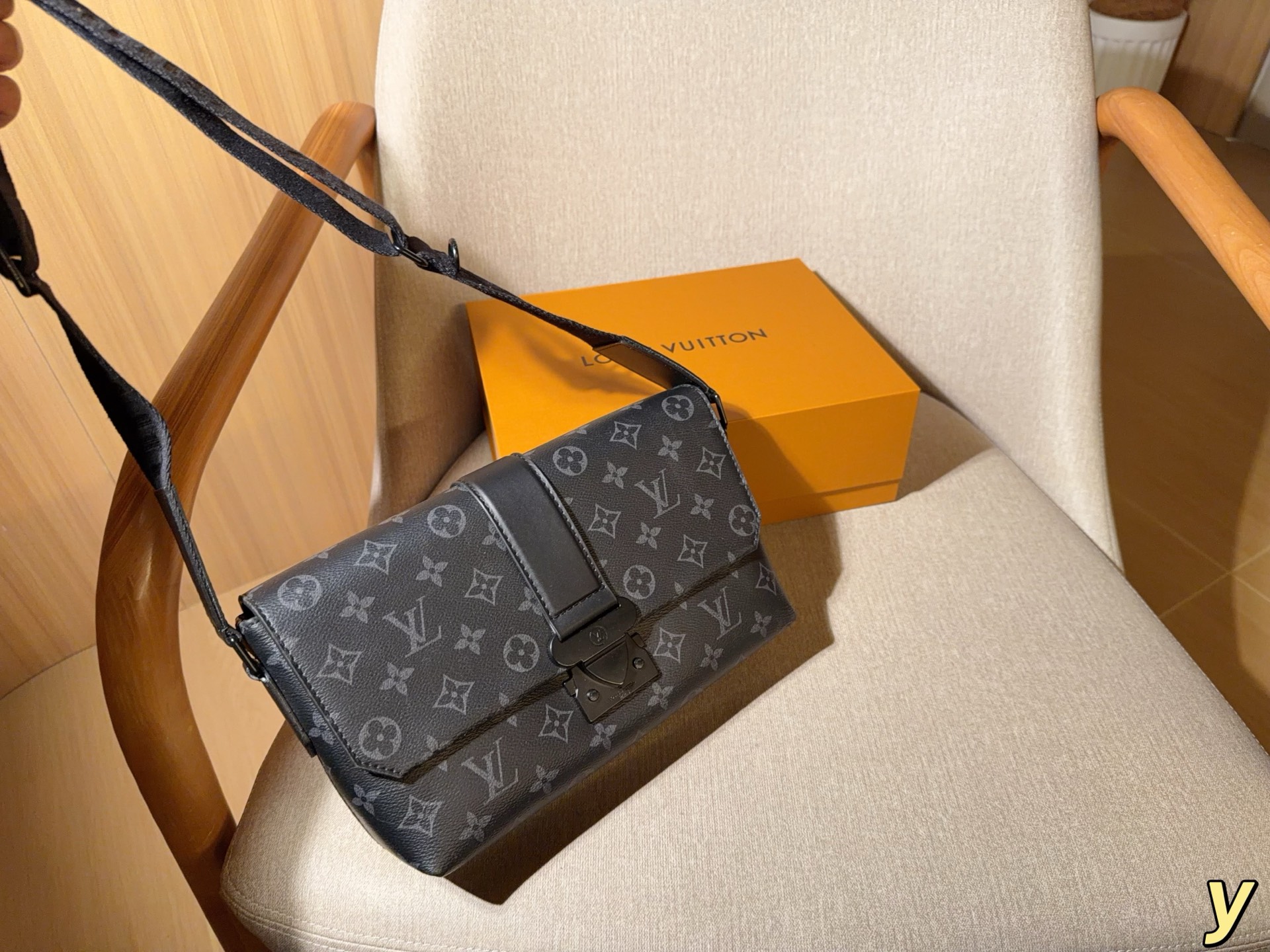 Alternative view of Louis Vuitton Cap 09981