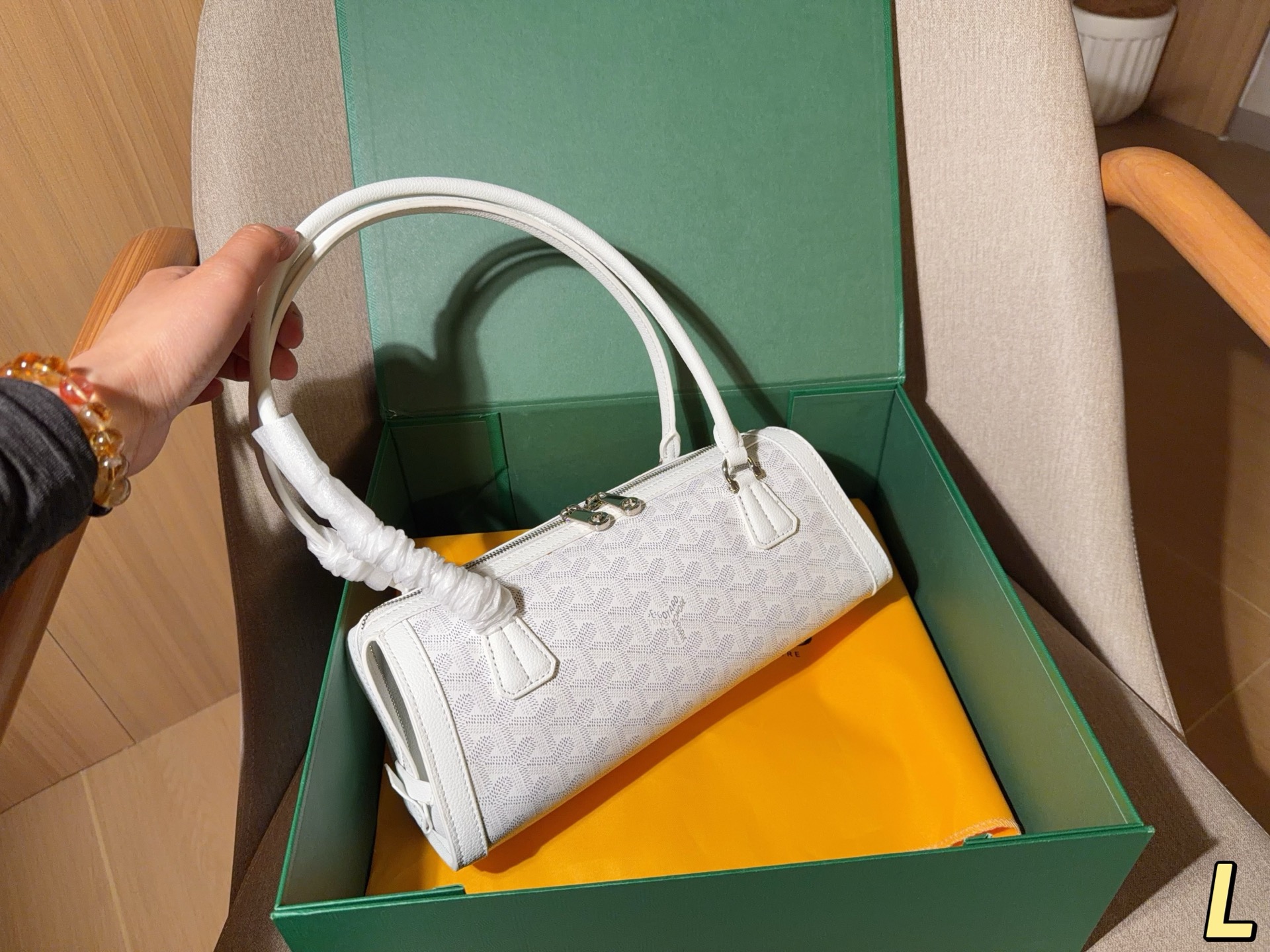 Alternative view of Handbag 09971