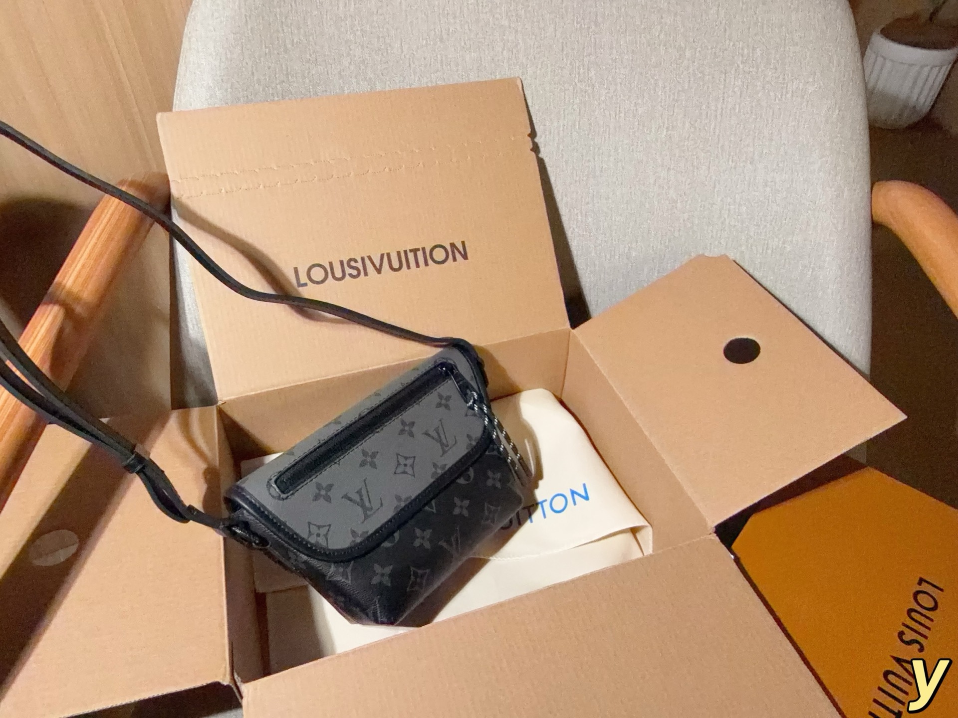 Alternative view of Louis Vuitton Crossbody Bag 09979