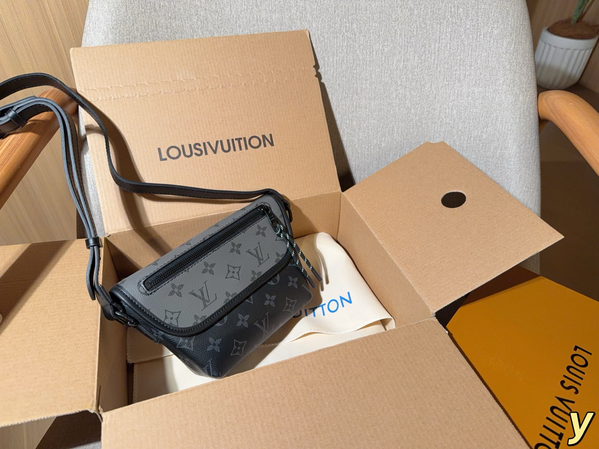 Louis Vuitton Crossbody Bag 09979