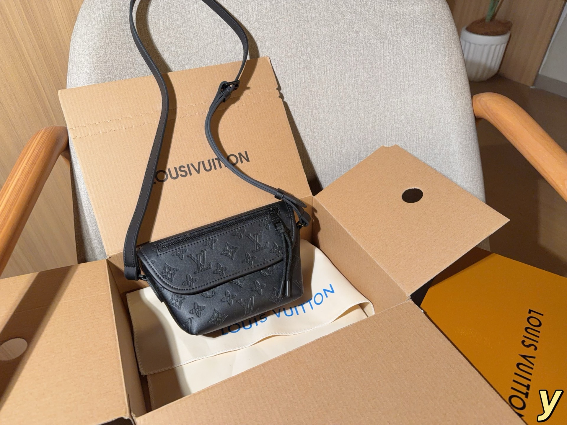 Louis Vuitton Crossbody Bag 09978