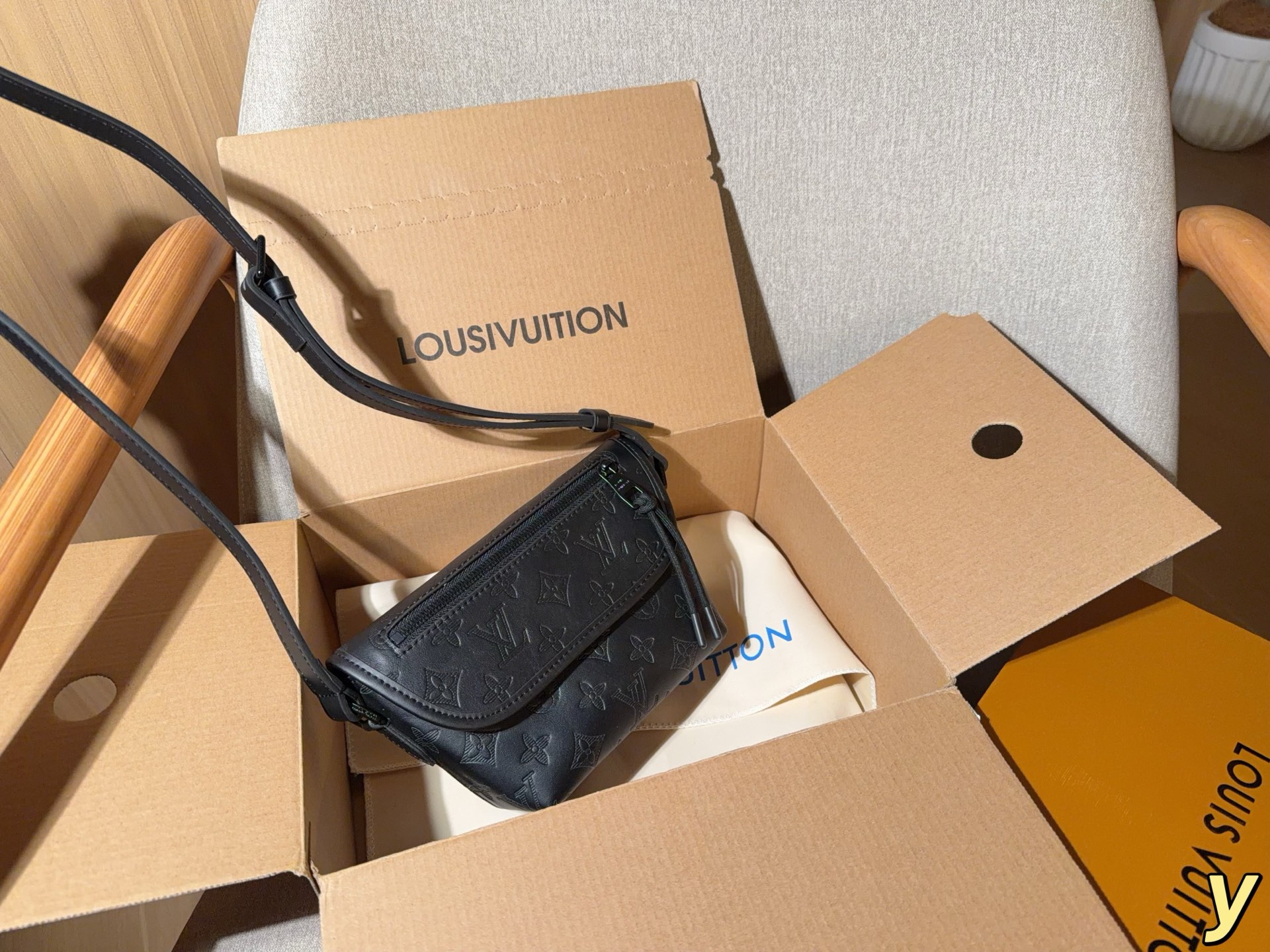 Alternative view of Louis Vuitton Crossbody Bag 09978