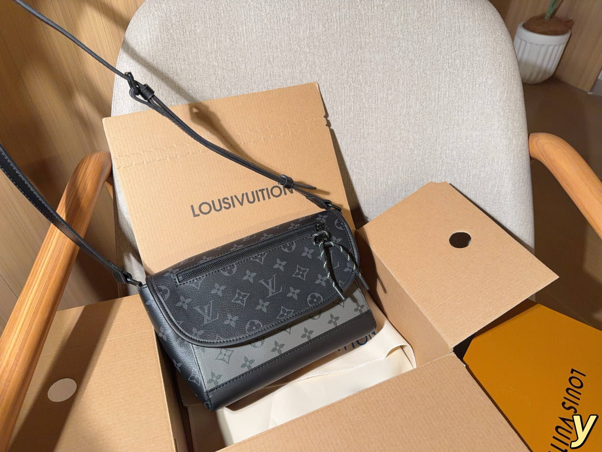 Louis Vuitton Crossbody Bag 09977