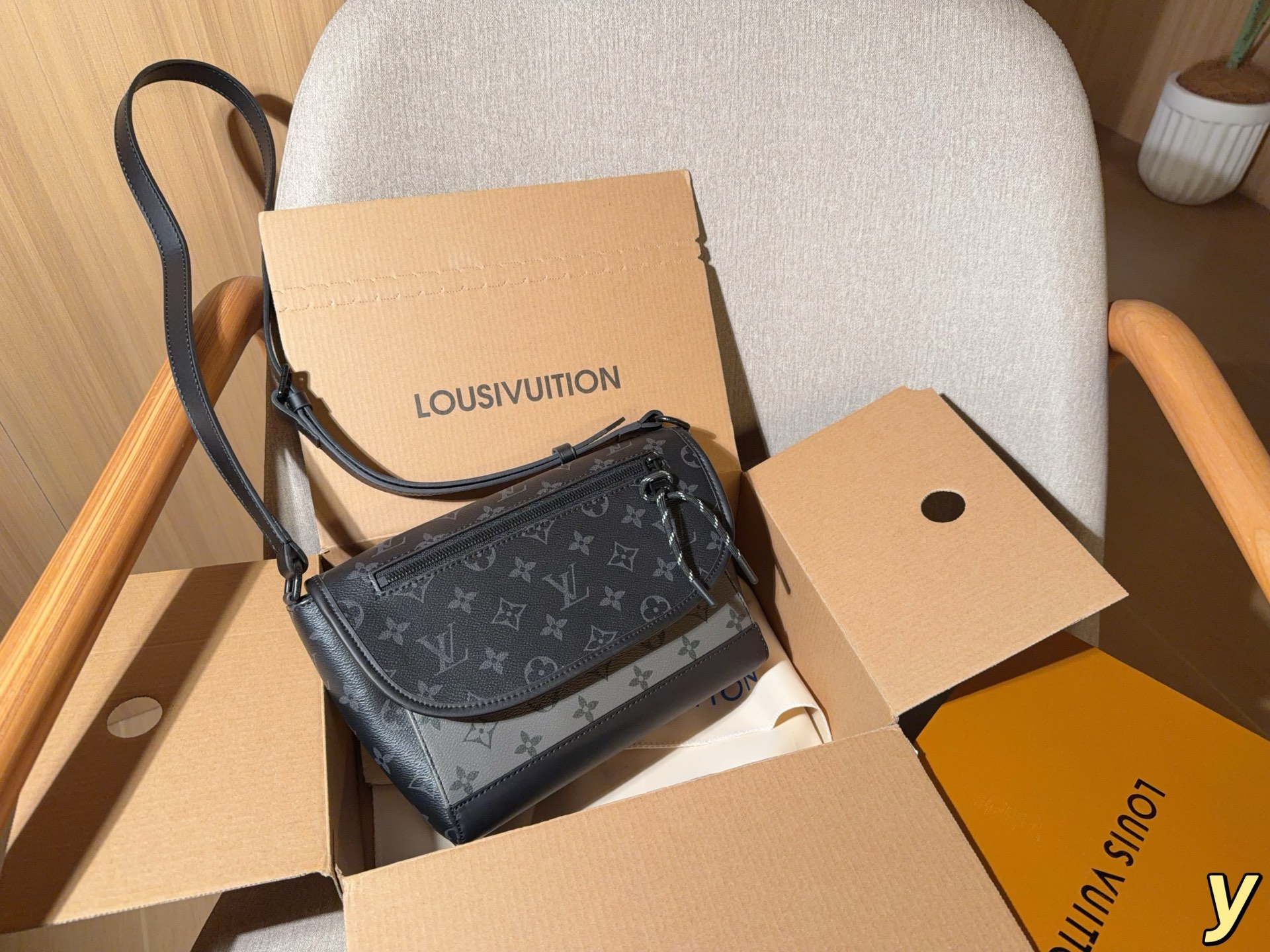 Alternative view of Louis Vuitton Crossbody Bag 09977