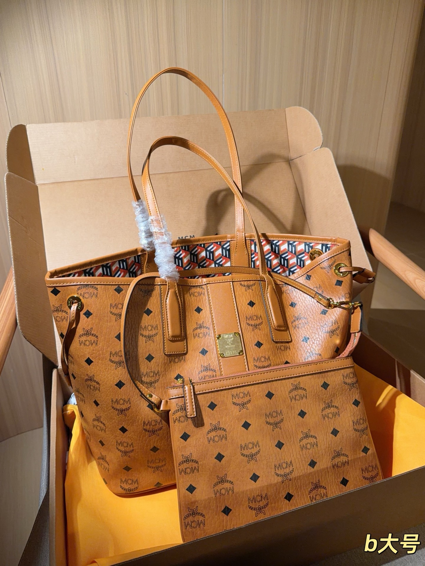 P160 MCM clásico bolso liz con bolsillo interior, bolso de compras grande tote, tamaño 34×27×16, empaque de r…