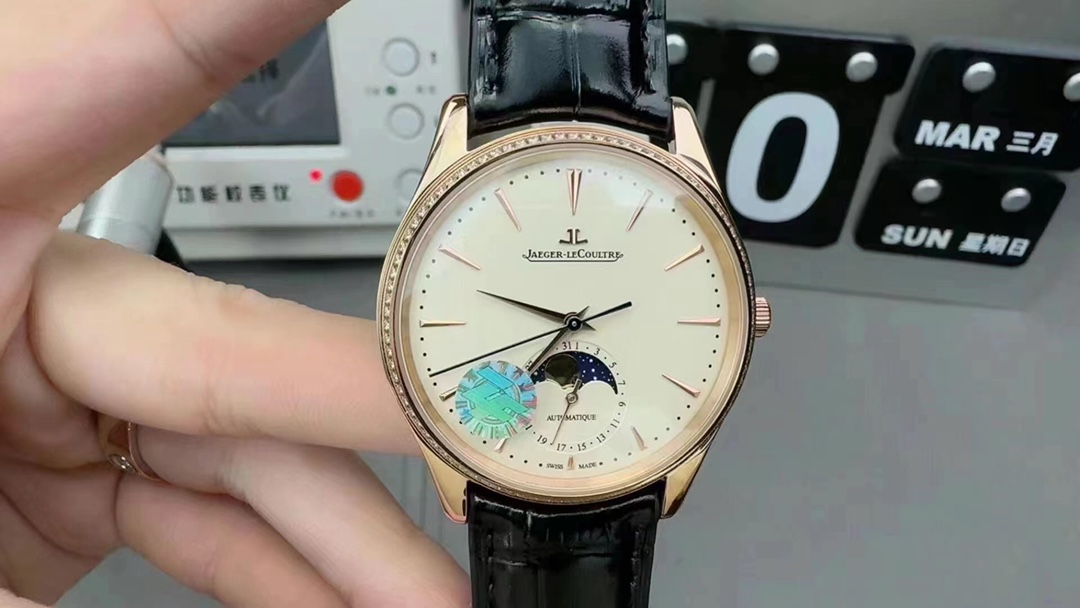 NO:150527,Diamond Z F Jaeger-LeCoultre JL Moon Phase Master Series The case diameter is 39m/9.9m synchronized with the original. The sub-disk at six o'clock has a double period display of the solar lunar calendar (moon phase) and the moon phase turns one round per month, and the function is the same as the original product. [Technical breakthrough] Use the modified Cal./1 movement of Jaeger-LeCoultre, and the function is 100% synchronized with the original self-produced movement. It moves stably and has a firm quality. [Details breakthrough] Observe the watch face from the side and finds a slight curvature. In order to achieve this effect, ZF takes time and effort to adjust the mold many times to ensure that the charm and feeling can be compared with the original. Jaeger-LeCoultre19860909钻  Z F  积家 JL 月相大师系列 表壳直径 39m/9.9m与原装同步.六点钟的子盘拥有阳历阴历（月相）双期显示,月相一月转一圈,功能和正品一致.【技术突破】采用改积家自产Cal./1机芯,功能百分百同步原装自产机芯.走时稳定,素质坚挺.【细节突破】从侧面观察腕表盘面发现有微微的弧度,ZF为了达到这一效果,耗时费力多次调整模具,确保神韵和感觉能与原装相媲美.积家月相大师机械腕表,,,jaeger-lecoultre,Watch