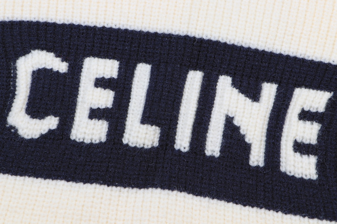 💰p160
CELINE赛琳蓝杏条纹logo字母提花圆领毛衣
颜色：杏色
码数：S M L XL XXL