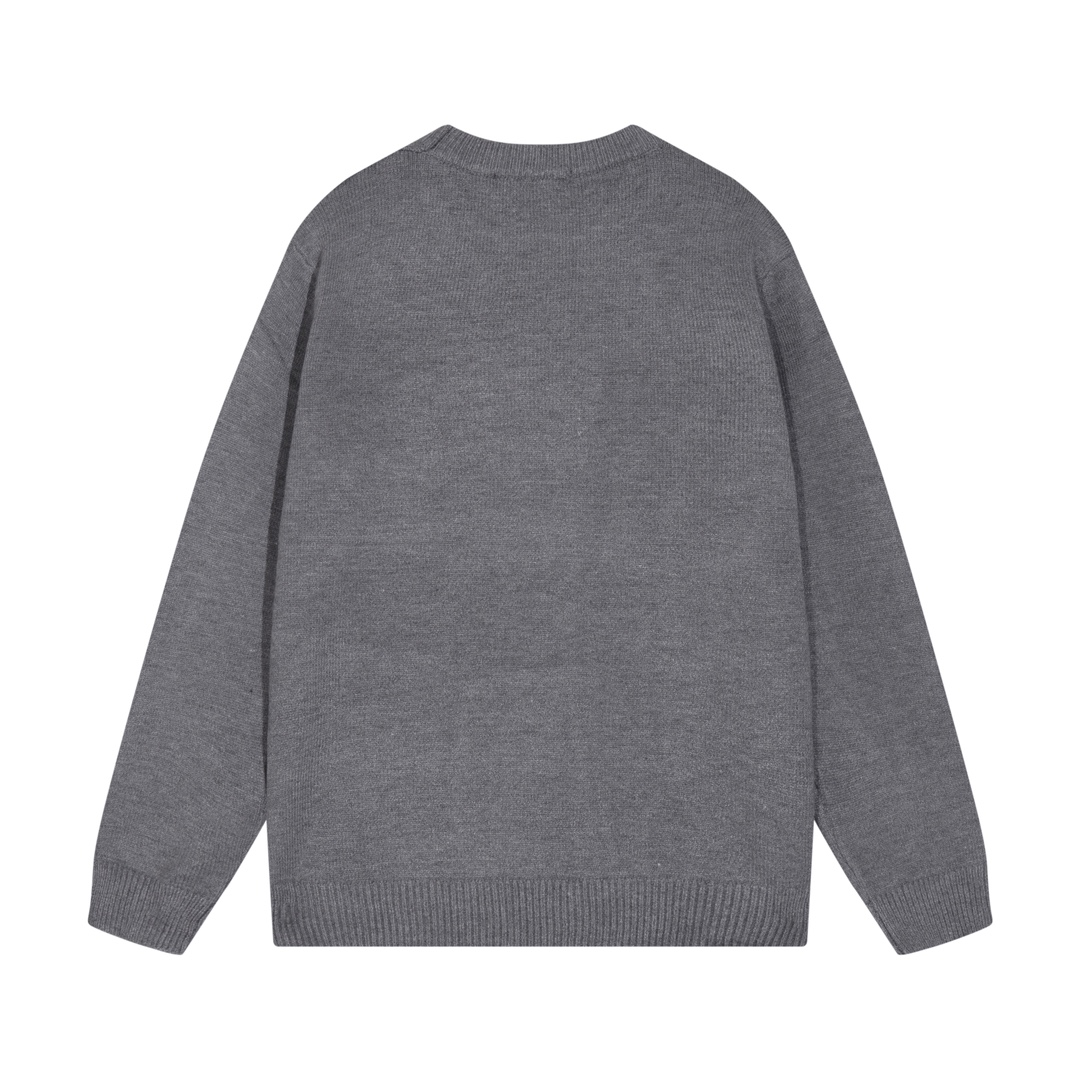💰p140
GUCCI古家胸前白线logo提花圆领毛衣 
颜色：灰色
码数：S M L XL XXL