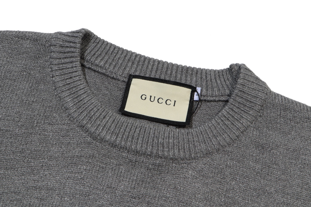 💰p140
GUCCI古家胸前白线logo提花圆领毛衣 
颜色：灰色
码数：S M L XL XXL