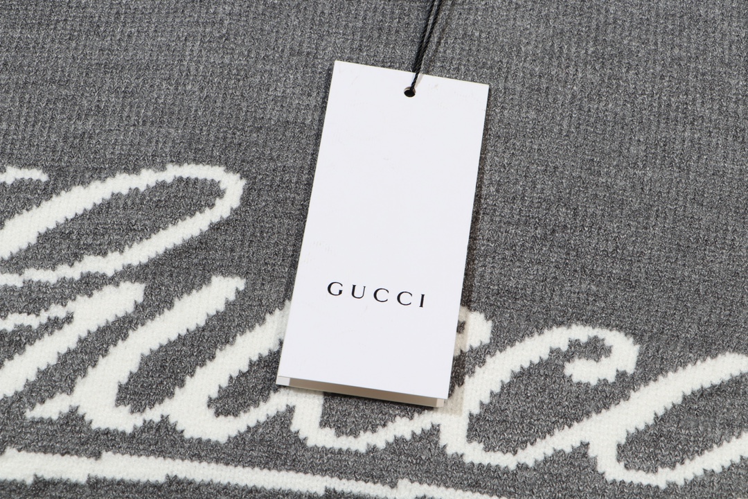 💰p140
GUCCI古家胸前白线logo提花圆领毛衣 
颜色：灰色
码数：S M L XL XXL