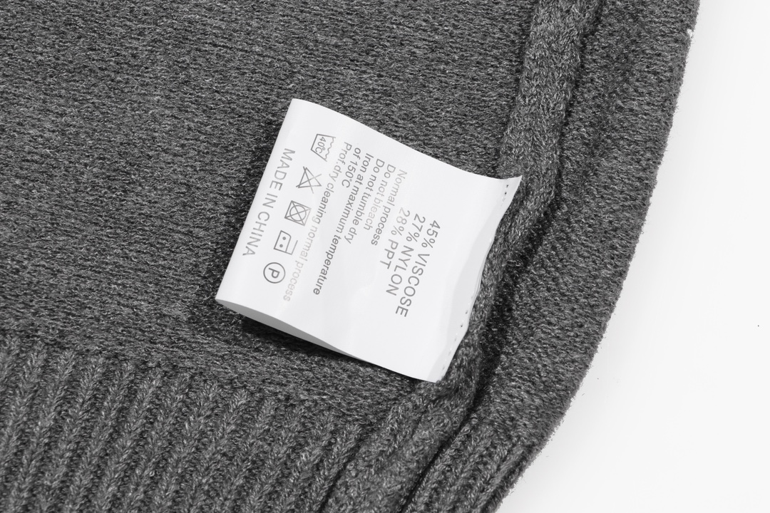 💰p140
GUCCI古家胸前白线logo提花圆领毛衣 
颜色：灰色
码数：S M L XL XXL