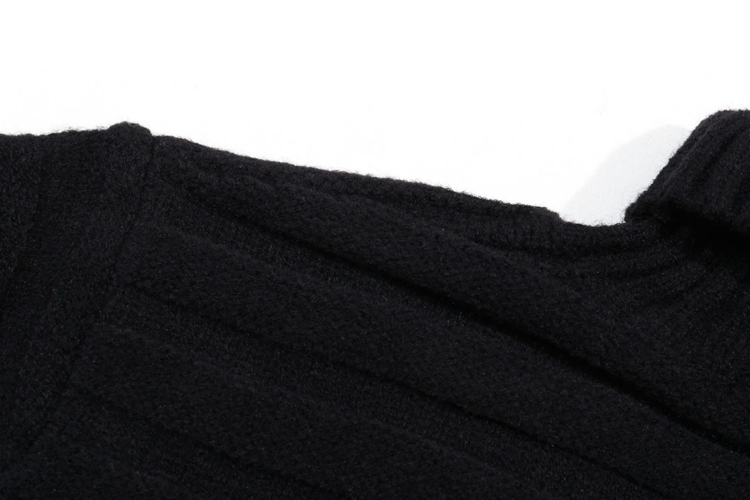 Maison Margiela Crocheted Lead-Pierced Sweater in Green and Black, Sizes M-XXL - 图片 4