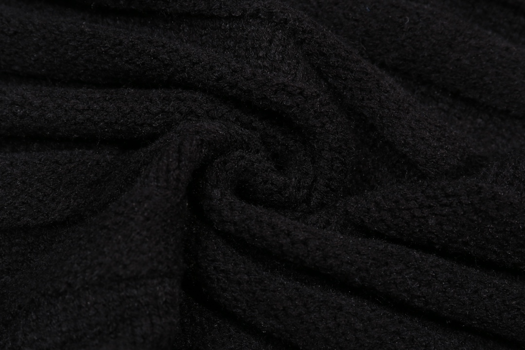 Maison Margiela Crocheted Lead-Pierced Sweater in Green and Black, Sizes M-XXL - 图片 7