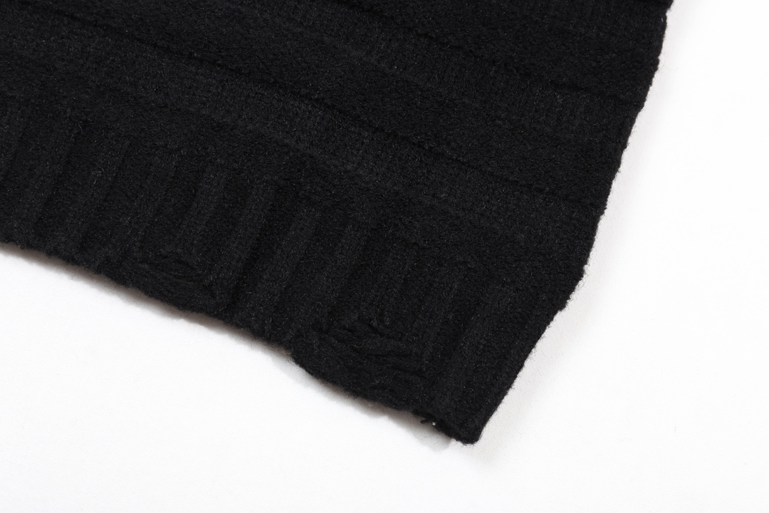 Maison Margiela Crocheted Lead-Pierced Sweater in Green and Black, Sizes M-XXL - 图片 6