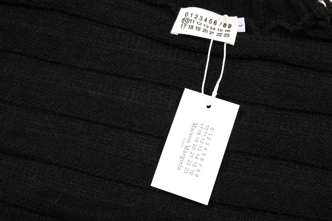 Maison Margiela Crocheted Lead-Pierced Sweater in Green and Black, Sizes M-XXL - 图片 8