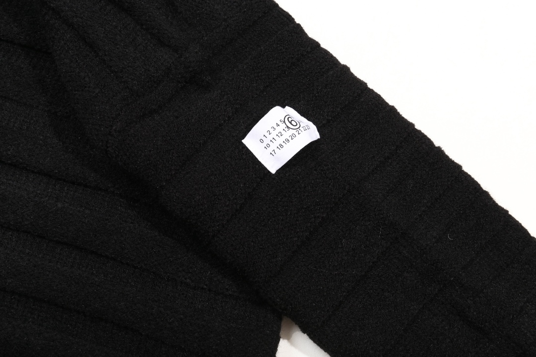 Maison Margiela Crocheted Lead-Pierced Sweater in Green and Black, Sizes M-XXL - 图片 5