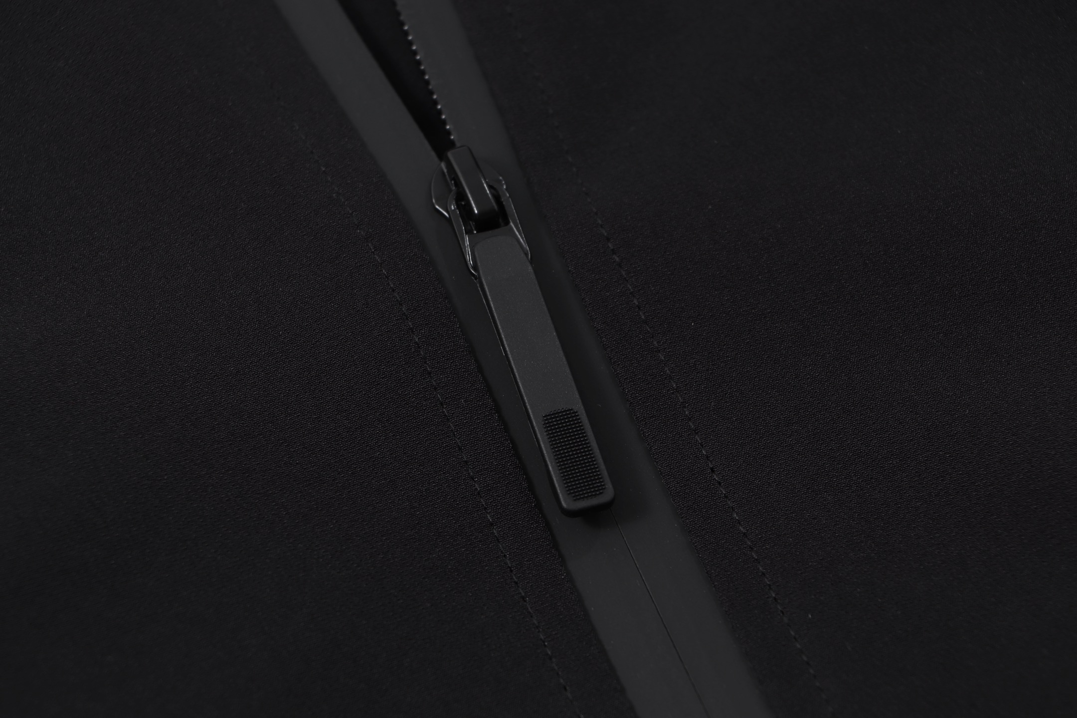 P200



凯乐石 2025新款压胶logo情侣连帽外套防水面料
颜色： 黑色
码数：L XL XXL XXXL XXXL
