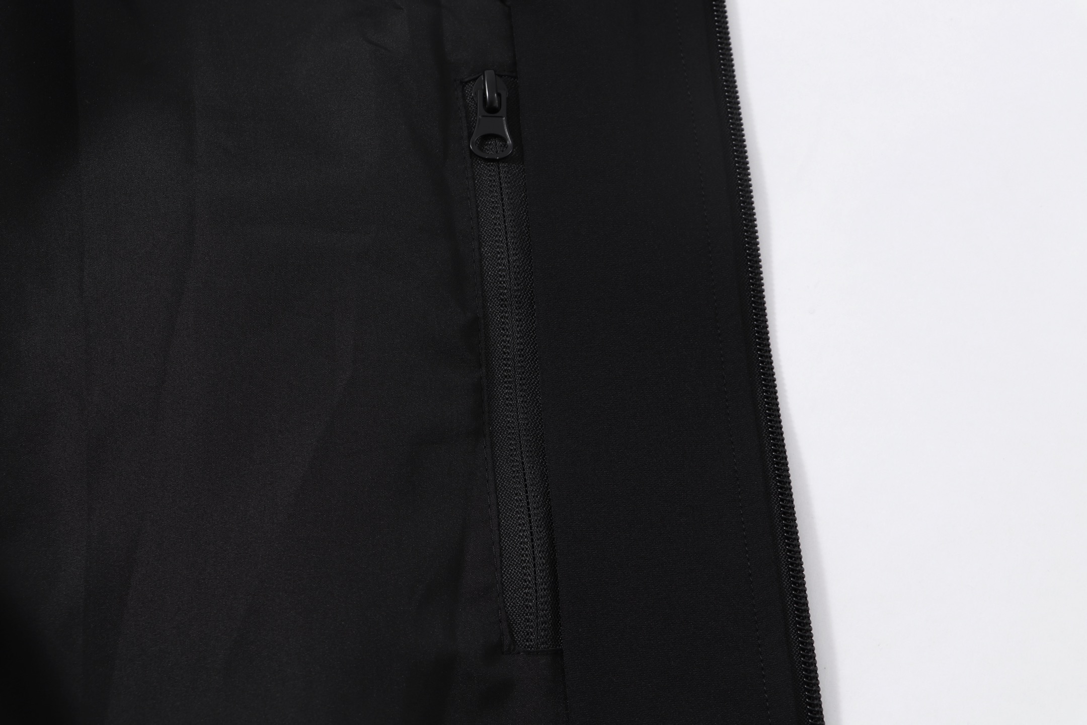 P200



凯乐石 2025新款压胶logo情侣连帽外套防水面料
颜色： 黑色
码数：L XL XXL XXXL XXXL
