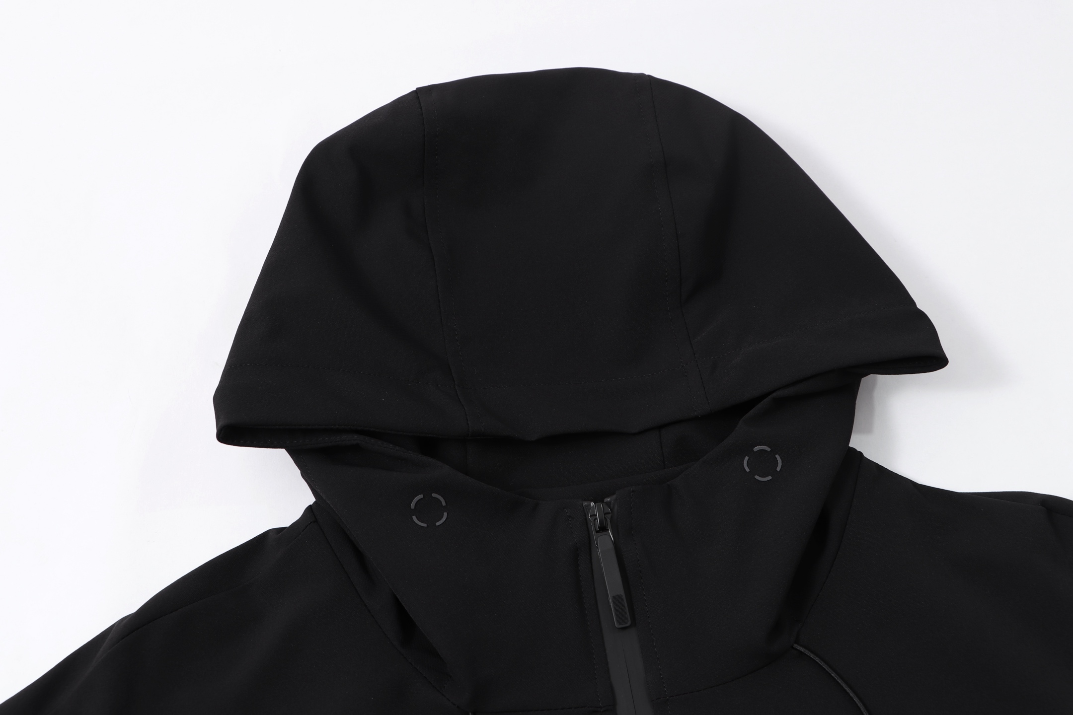 P200



凯乐石 2025新款压胶logo情侣连帽外套防水面料
颜色： 黑色
码数：L XL XXL XXXL XXXL
