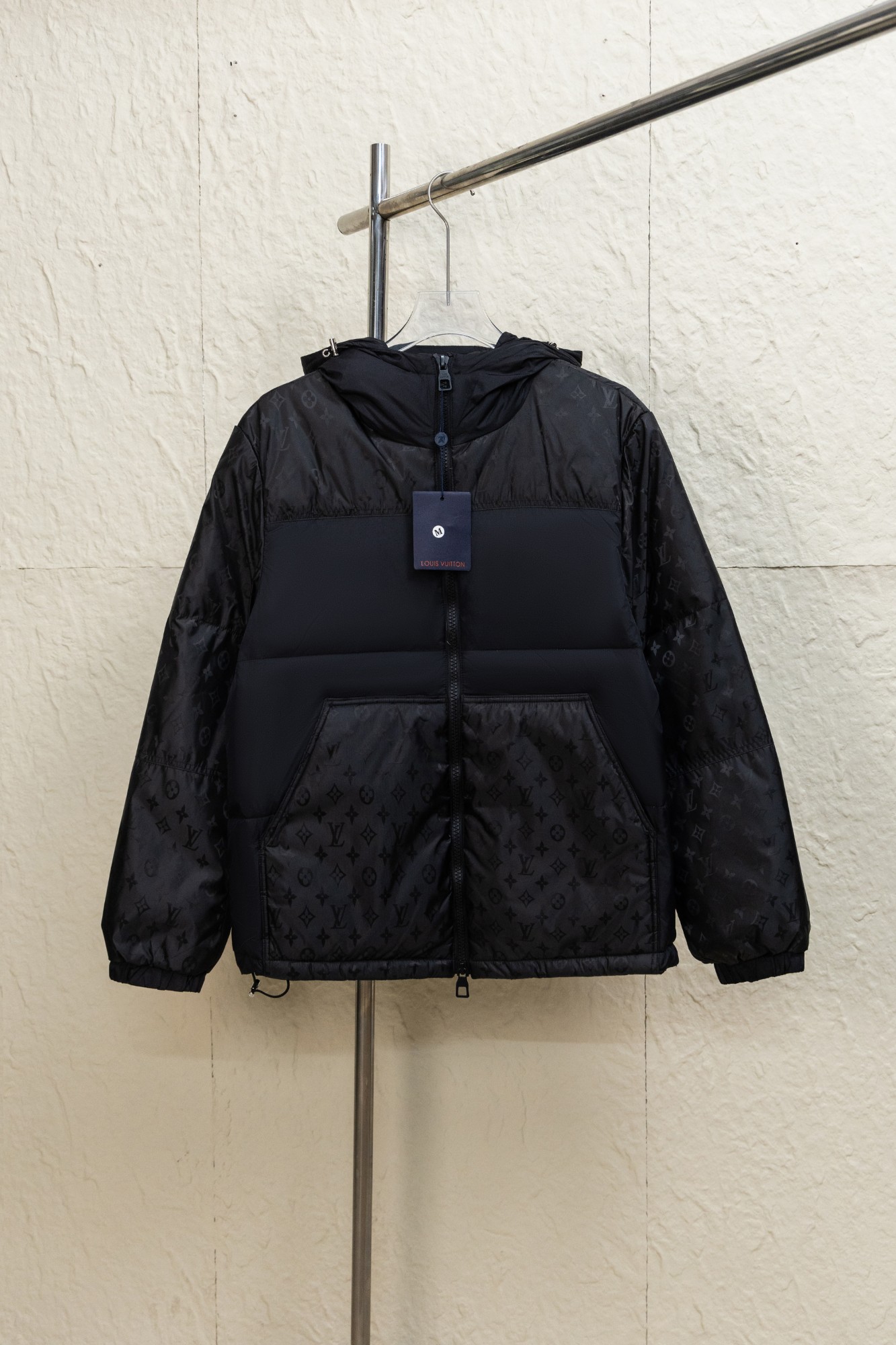 P380 Número de estilo: JZ402 Louis Vuitton-LV Chaqueta de plumas con capucha y diseño oscuro de patchwork de Louis Vuit…