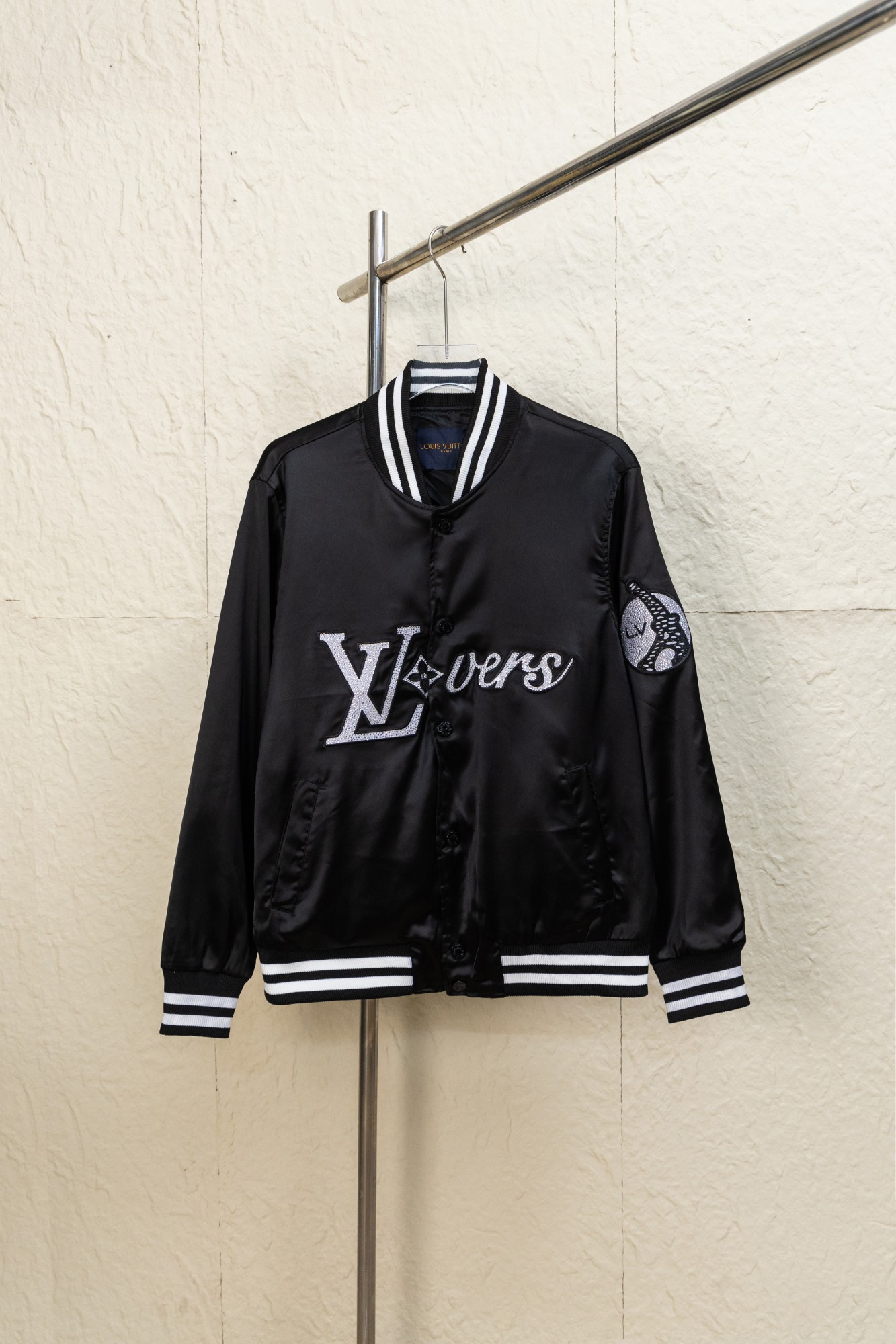 Número de modelo P125: JZ408 LOUIS VUITTON - Chaqueta de béisbol con medalla de diamantes de color LV Louis Vuitton. El…