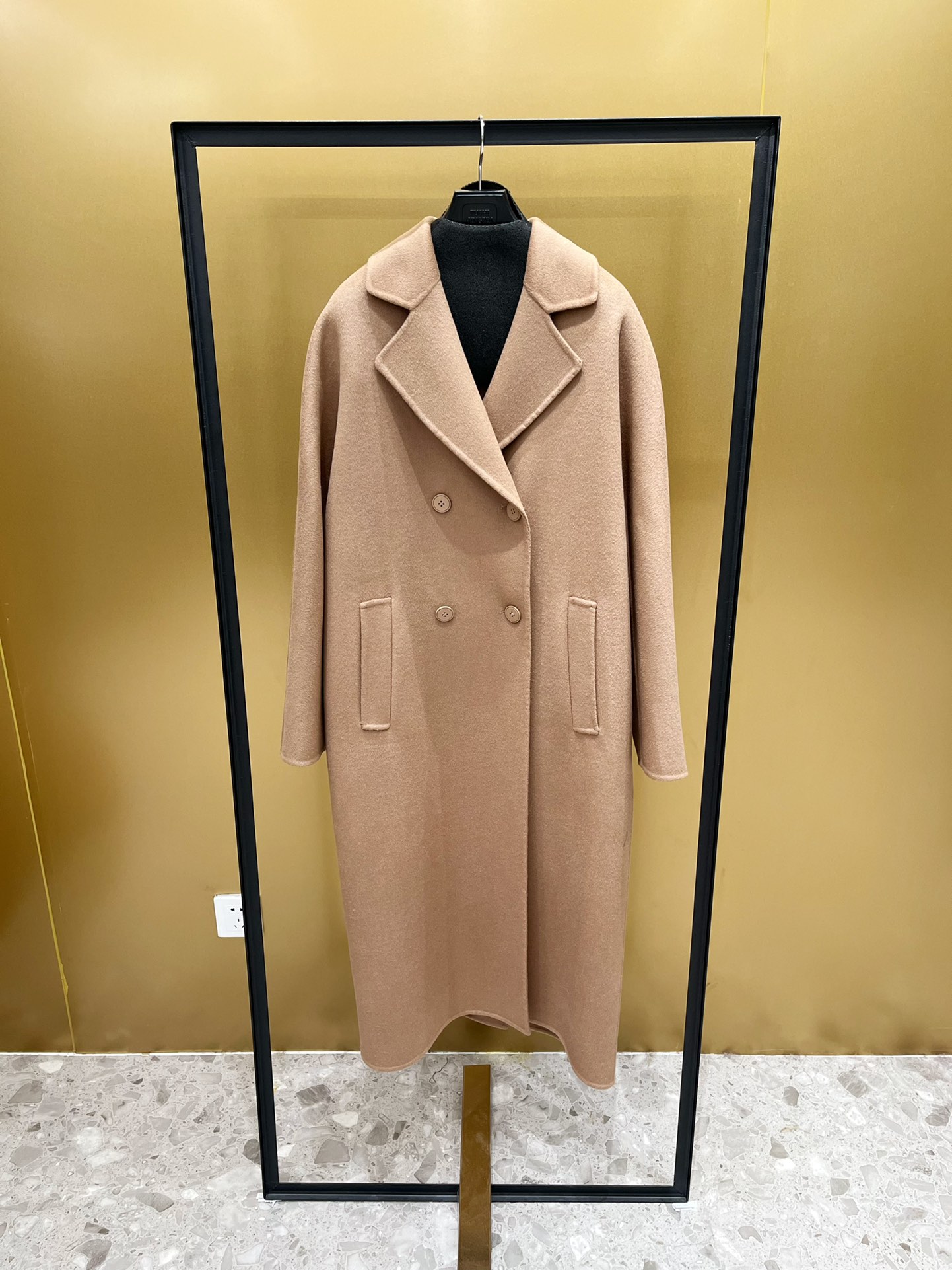 NO:637323,S’MaxMara CAPI Camel Sheep wool material Hand-stitched double-sided wool fabric Decorated with double-breasted buttons Diagonal pocket design Back hem slit design, MaxMara-clothing, alexander wang19860909S’MaxMara CAPI 驼色 绵羊毛材质 纯手工缝制双面羊毛面料 饰有双排扣 斜插袋设计 后背下摆开衩设计,麦丝玛拉-服装,alexander wang,Women's clothing