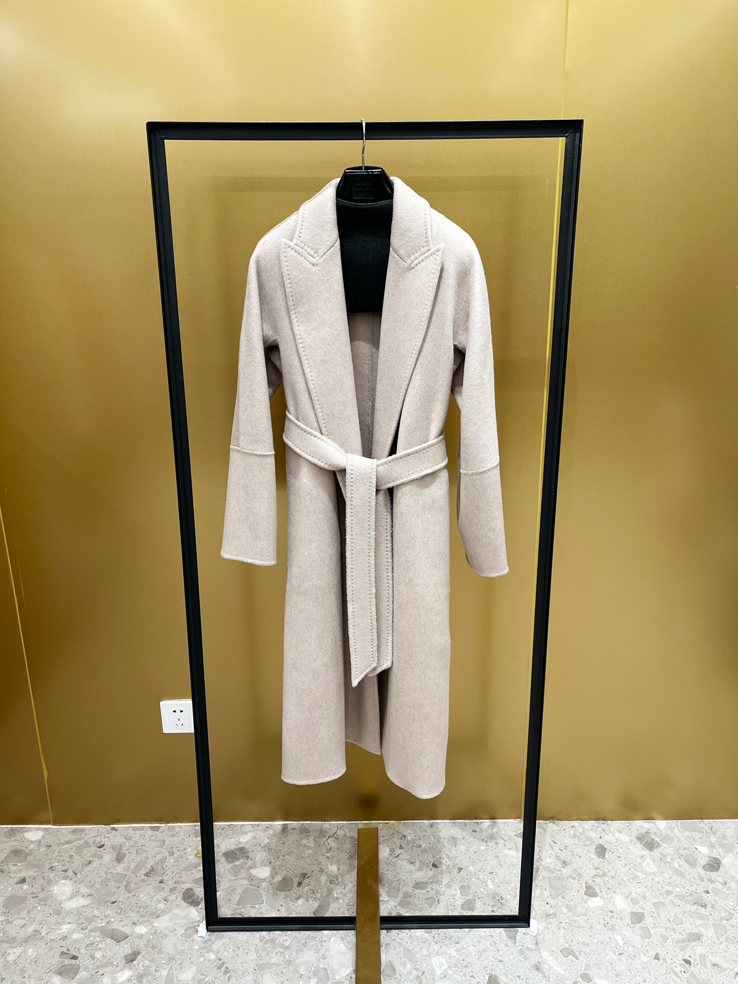 NO:637220,MaxMara Pontile oatmeal bathrobe style coat in double-sided hand-stitched cashmere with kimono sleeves, slim fit details, matching belt and a slightly loose fit.,MaxMara-Clothing,alexander wang19860909MaxMara Pontile 燕麦色 浴袍式大衣采用双面手工缝制羊绒面料,采用和服袖设计,饰有修身剪裁细节, 配套腰带,略宽松剪裁.,麦丝玛拉-服装,alexander wang,Women's clothing