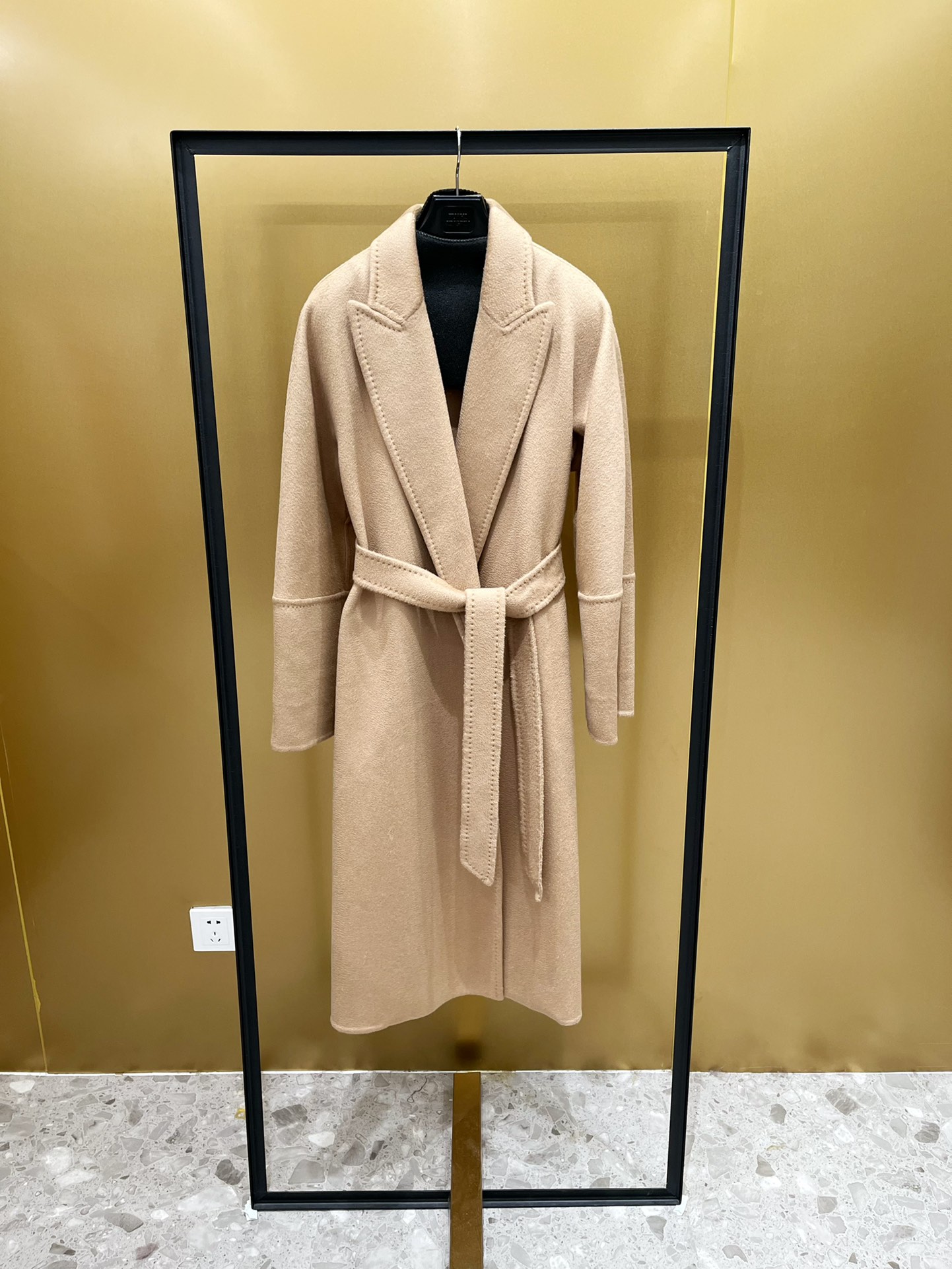NO:637237,MaxMara Pontile beige bathrobe-style coat in double-sided hand-stitched cashmere with kimono sleeves, slim fit details, matching belt and a slightly loose fit.,MaxMara-Clothing,alexander wang19860909MaxMara Pontile 浅驼色 浴袍式大衣采用双面手工缝制羊绒面料,采用和服袖设计,饰有修身剪裁细节, 配套腰带,略宽松剪裁.,麦丝玛拉-服装,alexander wang,Women's clothing