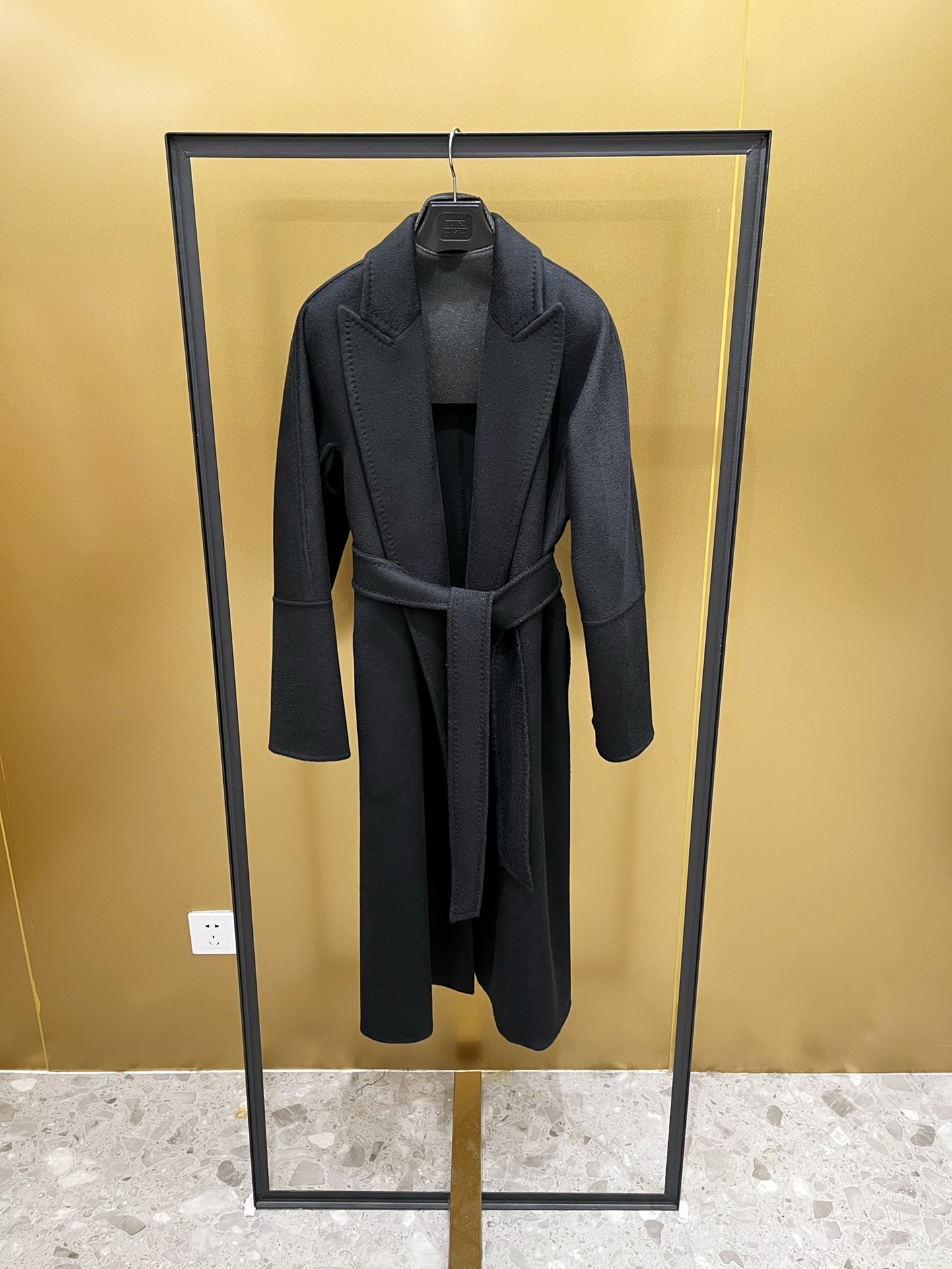 NO:637224,MaxMara Pontile black bathrobe coat in double-sided hand-stitched cashmere with kimono sleeves, slim fit details, matching belt and cut for a slightly loose fit.,MaxMara-Clothing,alexander wang19860909MaxMara Pontile 黑色 浴袍式大衣采用双面手工缝制羊绒面料,采用和服袖设计,饰有修身剪裁细节, 配套腰带,略宽松剪裁.,麦丝玛拉-服装,alexander wang,Women's clothing