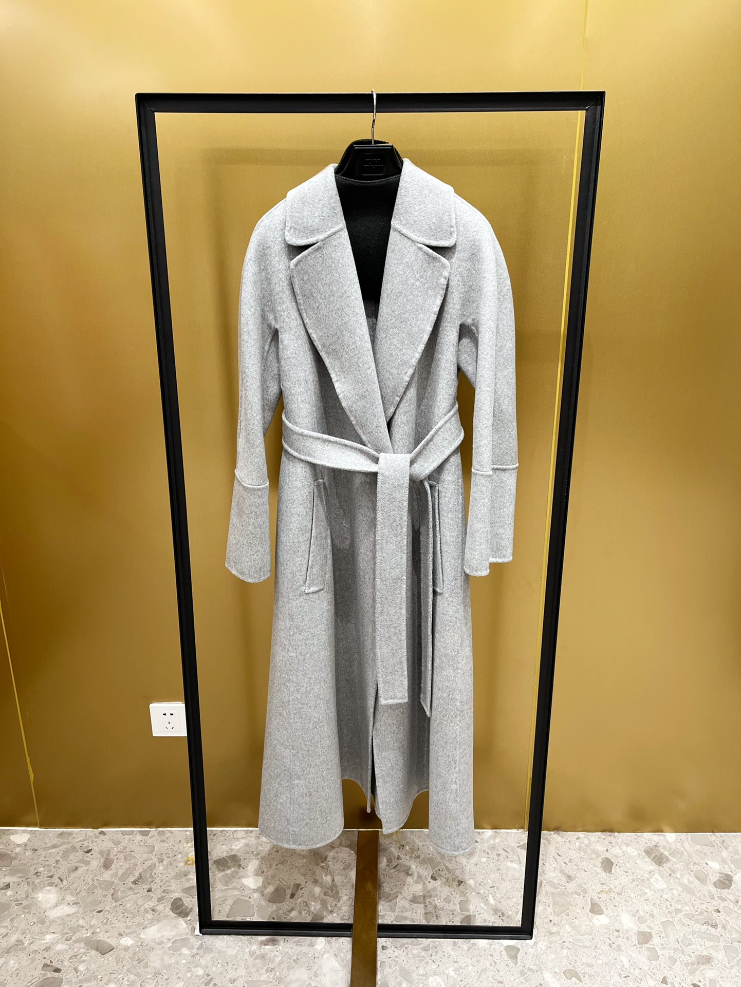 NO:637329,S’MaxMara Elisa light gray sheep wool material, hand-stitched double-sided wool fabric, decorated with lapels and diagonal pocket design, equipped with belt, MaxMara-Clothing, alexander wang19860909S’MaxMara Elisa 浅灰 绵羊毛材质 纯手工缝制双面羊毛面料 饰有翻领和斜插袋设计 配有腰带,麦丝玛拉-服装,alexander wang,Women's clothing