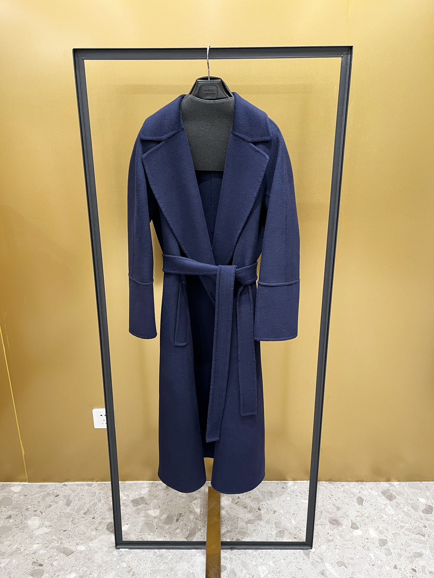 NO:637332,S’MaxMara Elisa Navy blue Sheep wool material Hand-stitched double-sided wool fabric Decorated with lapel and diagonal pocket design Comes with a belt, MaxMara-Clothing, alexander wang19860909S’MaxMara Elisa 藏蓝色 绵羊毛材质 纯手工缝制双面羊毛面料 饰有翻领和斜插袋设计 配有腰带,麦丝玛拉-服装,alexander wang,Women's clothing