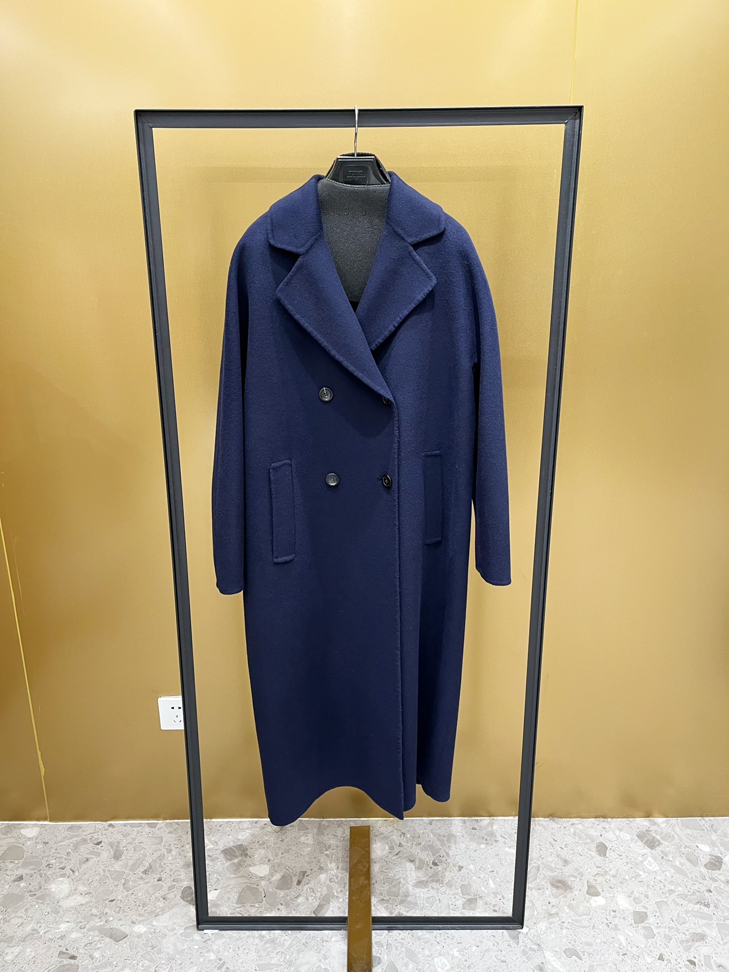 NO:637325,S’MaxMara CAPI Navy blue Sheep wool material Hand-stitched double-sided wool fabric Decorated with double-breasted buttons Diagonal pocket design Back hem slit design, MaxMara-clothing, alexander wang19860909S’MaxMara CAPI 藏蓝色 绵羊毛材质 纯手工缝制双面羊毛面料 饰有双排扣 斜插袋设计 后背下摆开衩设计,麦丝玛拉-服装,alexander wang,Women's clothing