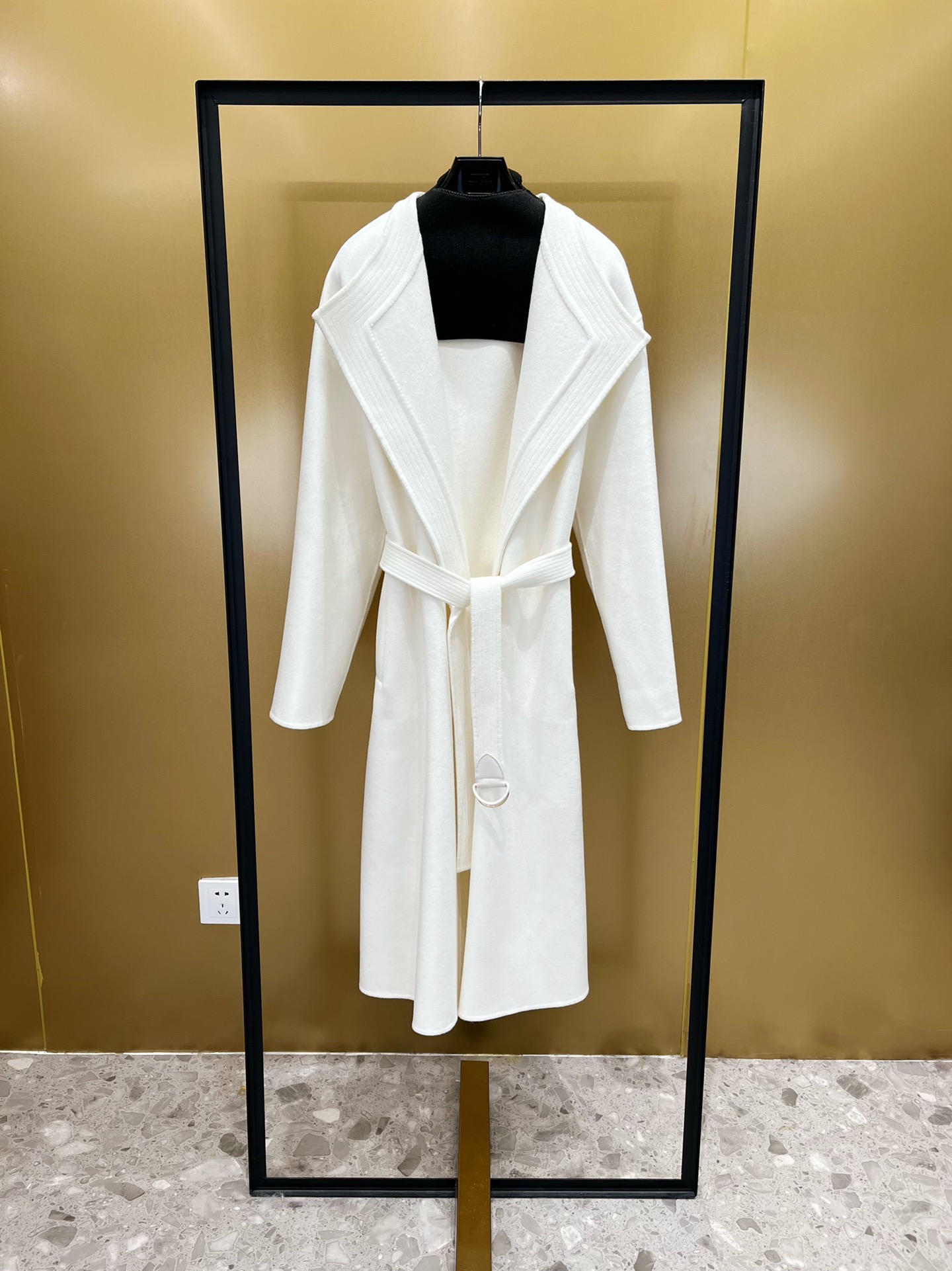 NO:637327,Selection of top-quality white cashmere. Collar placket and belt to follow the coat. Streamlined cutting strips. Design sense. Sheepskin D-buckle belt. Three-dimensional muscles. The overall shape is grand. Slit design, Maxmara-Clothing, sheepskin, alexander wang19860909甄选顶级白色小山羊绒 领边门襟腰带跟随大衣 流线型裁剪车条 设计感 羊皮D扣腰带 立体筋骨 整体版型大气 开衩设计,麦丝玛拉-服装,sheepskin,alexander wang,Women's clothing