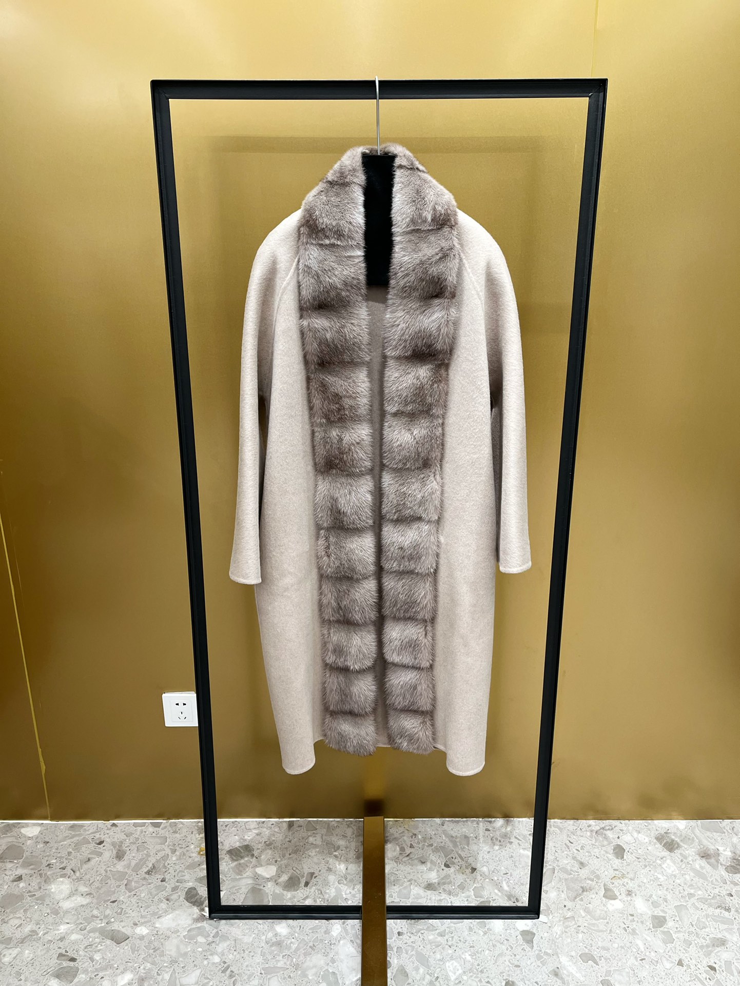 NO:637234,lp old money style light luxury imported cross mink collar double-sided cashmere coat light coffee color new high-cut silhouette classic and durable with generous loose volume and can achieve the ultimate slimming effect neat and smooth lines make the upper body look stylish in one second and become fashionable in the next second with full aura!  ,maxmara-clothing,loro piana,alexander wang19860909lp老钱风轻奢进口十字水貂领 双面羊绒大衣 浅咖色 上新 高定立裁廓形 经典耐穿 既有大气的松量 又能实现极致显瘦的效果 利落流畅的线条 一秒上身提气有风范 秒变时髦精 气场十足！,麦丝玛拉-服装,loro piana,alexander wang,Women's clothing