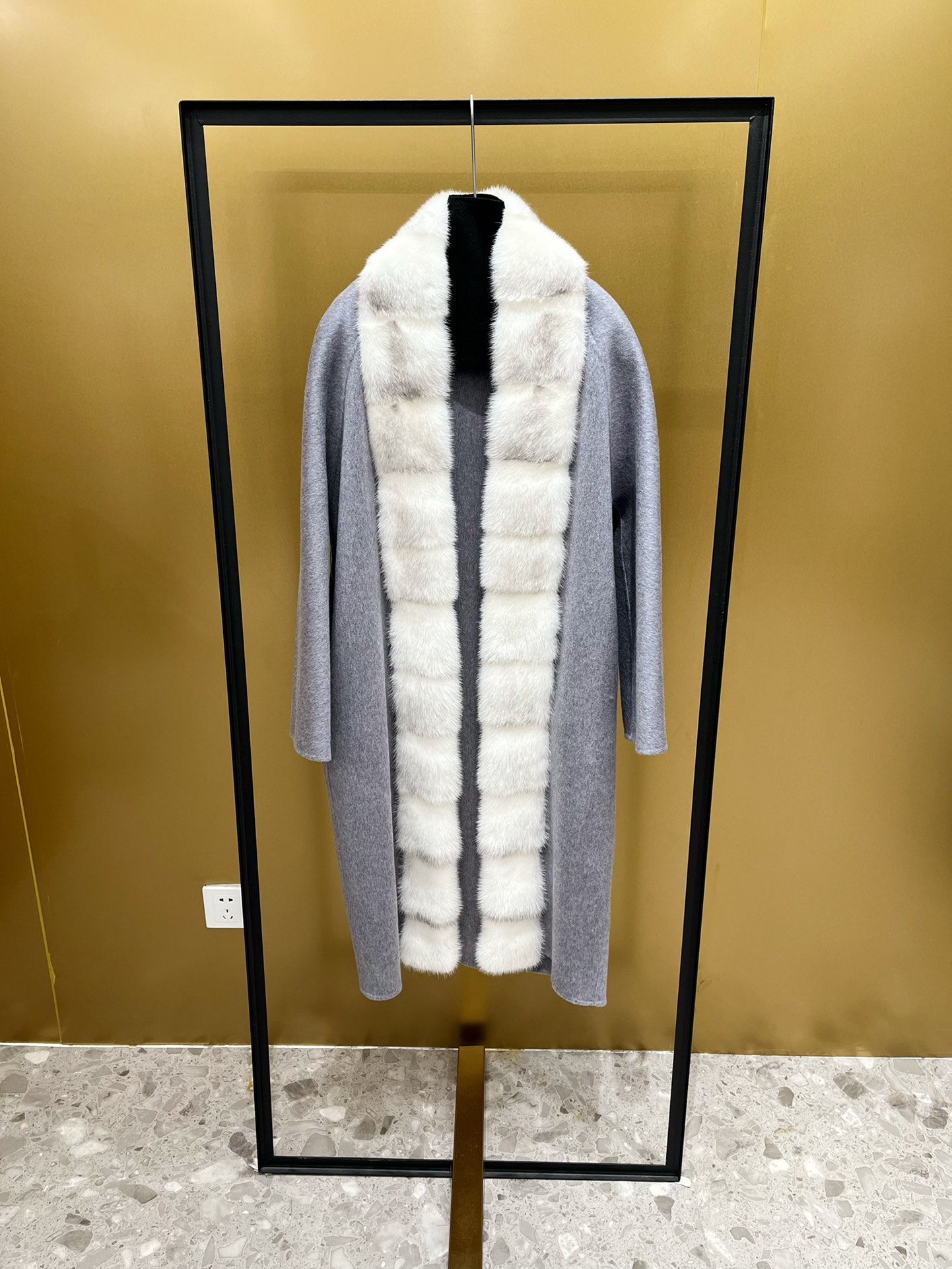 NO:637236,lp old money style light luxury imported cross mink collar double-sided cashmere coat smoke gray new high-cut silhouette classic and durable. It has a generous loose volume and can achieve the ultimate slimming effect. Clean and smooth lines make the upper body look stylish in one second and become fashionable in the second. Full of aura!  ,maxmara-clothing,loro piana,alexander wang19860909lp老钱风轻奢进口十字水貂领 双面羊绒大衣 烟灰色 上新 高定立裁廓形 经典耐穿 既有大气的松量 又能实现极致显瘦的效果 利落流畅的线条 一秒上身提气有风范 秒变时髦精 气场十足！,麦丝玛拉-服装,loro piana,alexander wang,Women's clothing