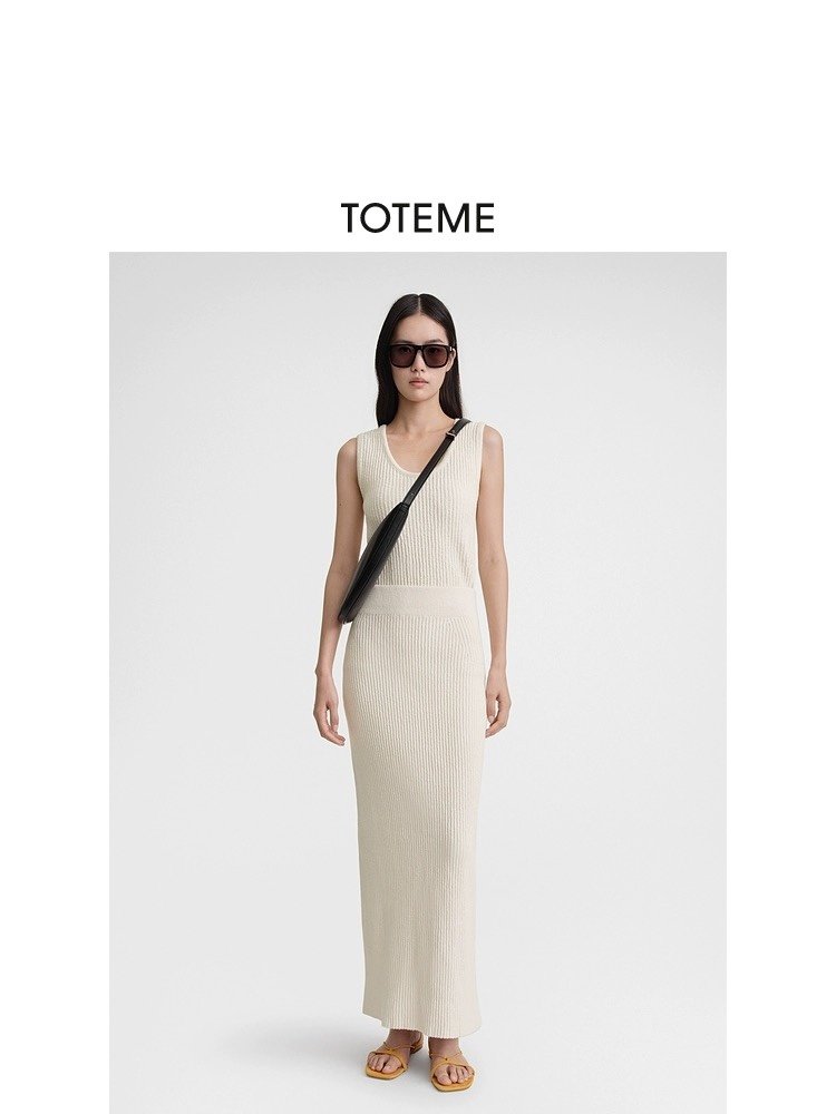 T O T*新款纹理感罗纹直筒修身半裙，背面开衩，订制的原版面料，可专柜对比品质，X S，S，M，现货